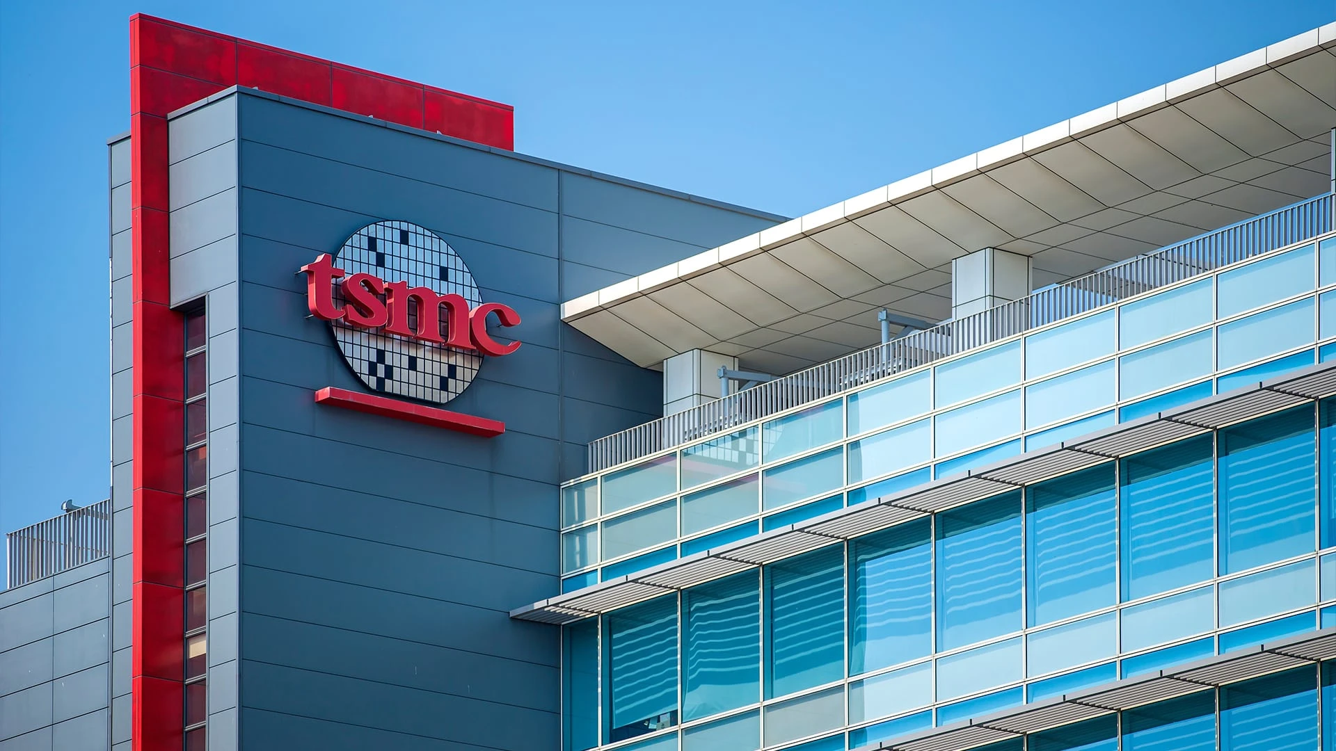 Тайвань занимает менее четверти рынка полупроводников, но контролирует более 90% производства чипов для ИИ. Его флагман - компания TSMC. Фото: shutterstock