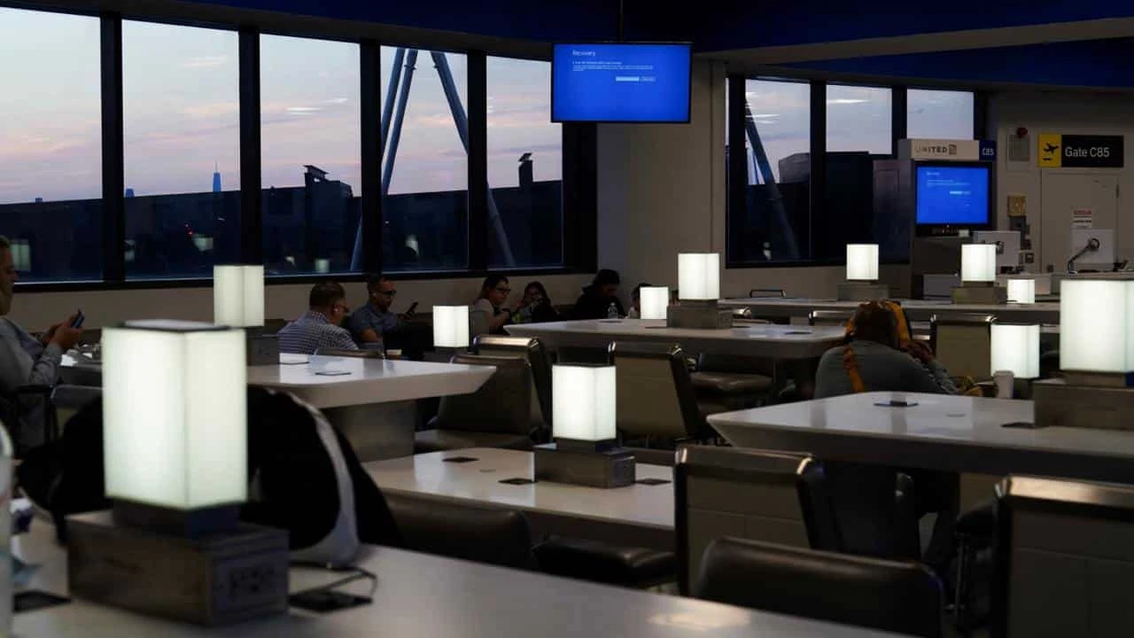 «Синие экраны смерти» из-за сбоя систем Microsoft нарушили работу трейдеров, банков, бизнеса и аэропортов по всему миру / Фото: Reuters/Bing Guan