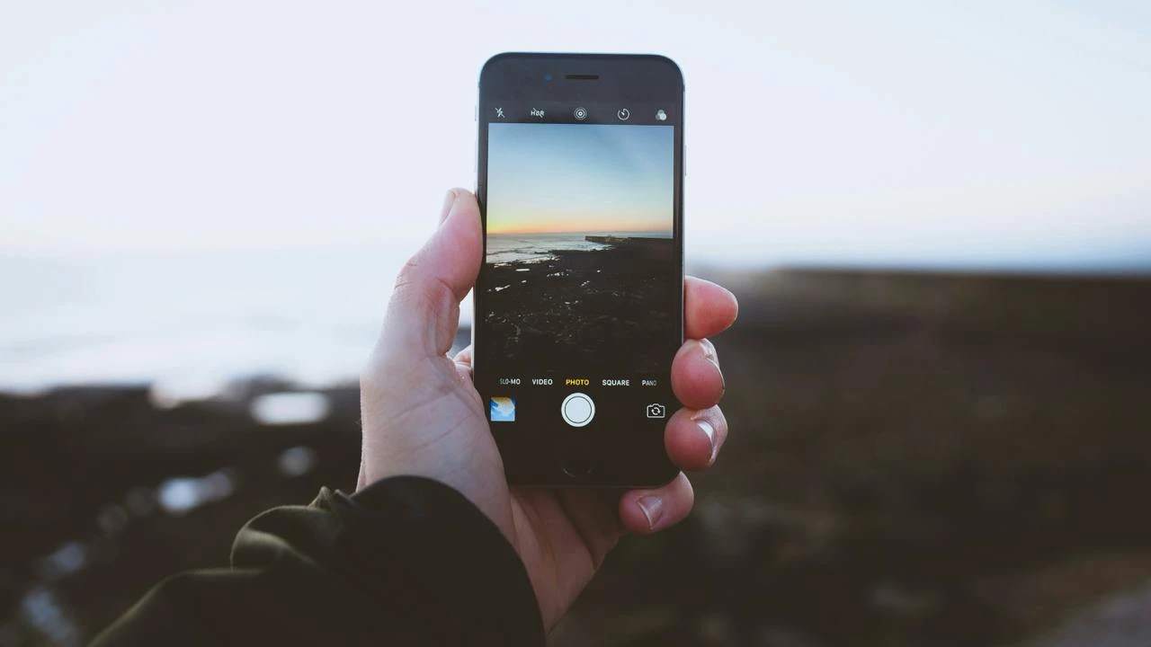 Люди из-за роста цен стали реже менять смартфоны на новые, что сказалось на доходах Verizon / Фото: Unsplash/Ian Robinson