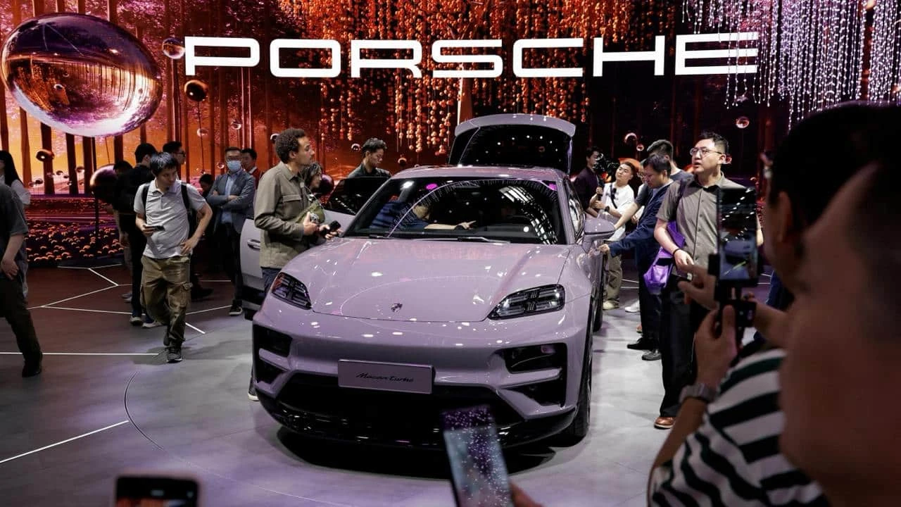 Porsche предупредила о снижении объемов производства из-за проблем с поставками деталей / фото: Reuters/Tingshu Wang