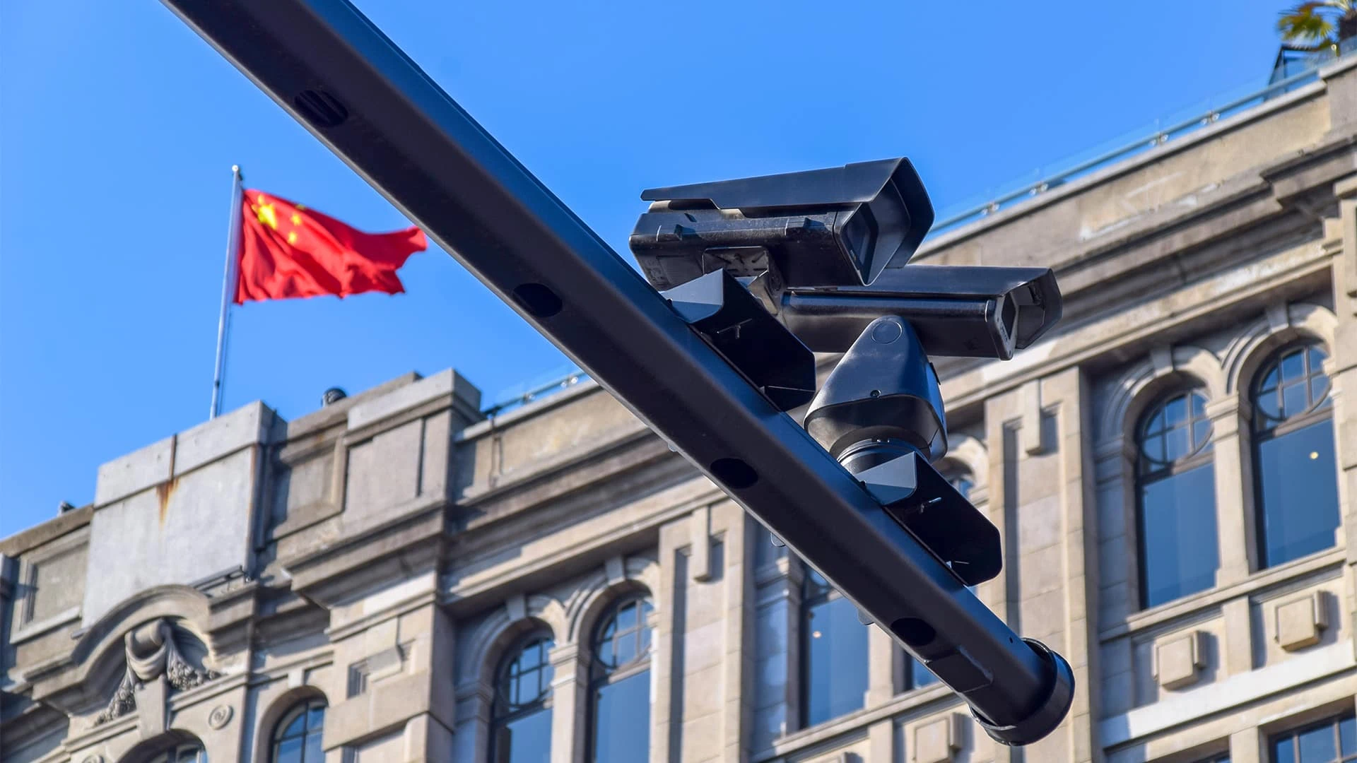 Данные торговли технологиями распознавания лиц на основе ИИ показывают, что автократии чаще импортируют технологии распознавания лиц из Китая. Фото: shutterstock