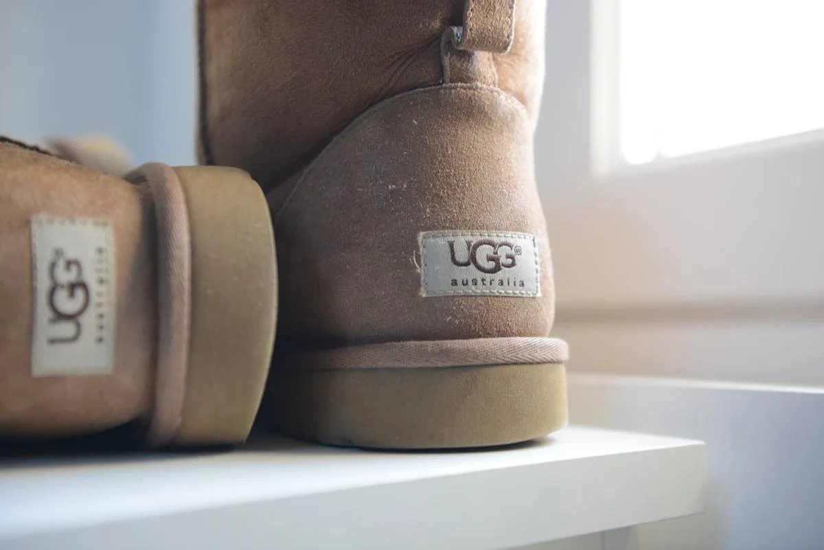 Квартальная выручка Deckers выросла благодаря хорошим продажам ботинок UGG / Фото: Unsplash/Thibault Penin