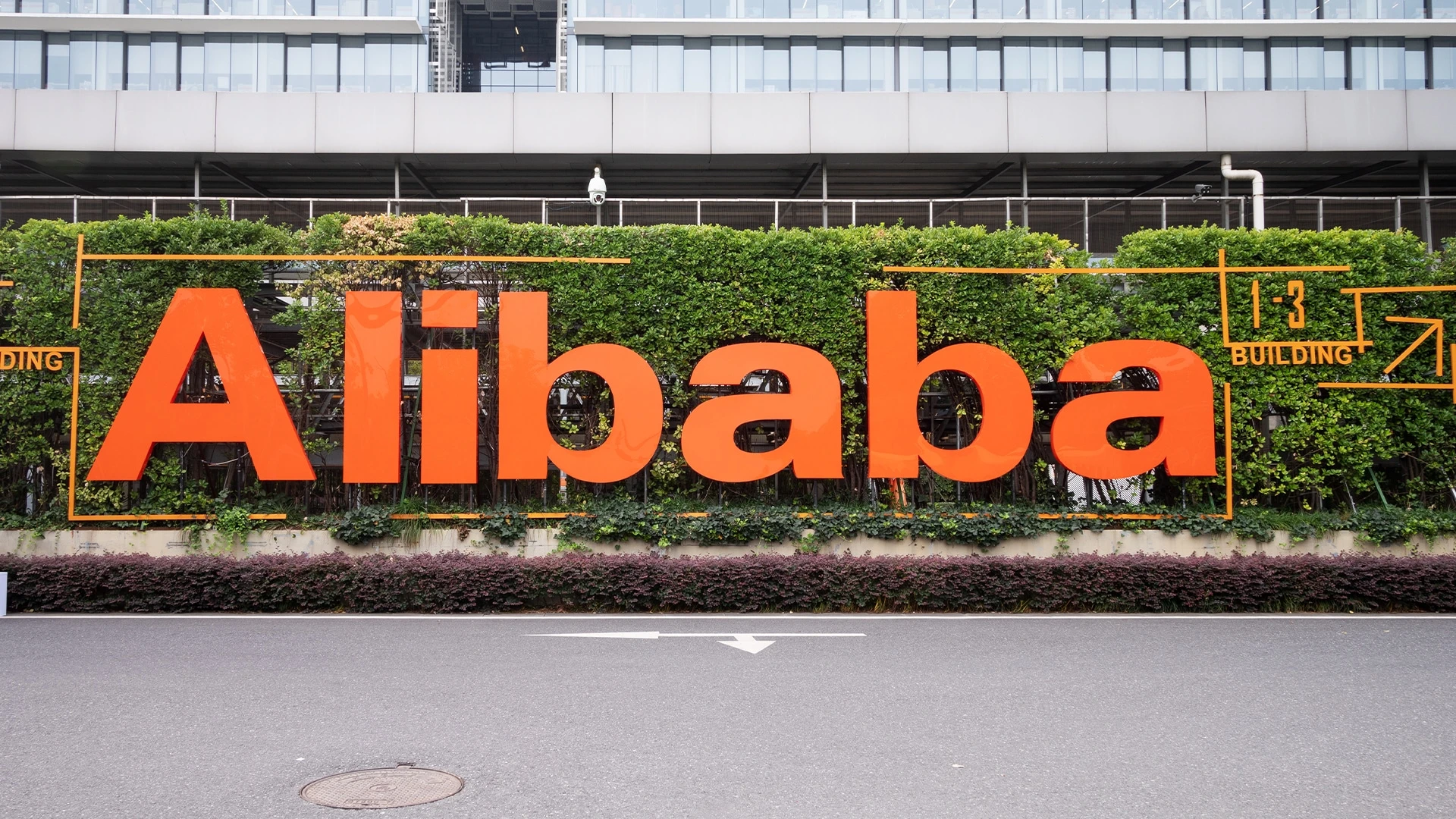 Alibaba последней из крупных китайских платформ e-commerce заменит фиксированные платежи за обслуживание комиссией в виде процентов / Shutterstock