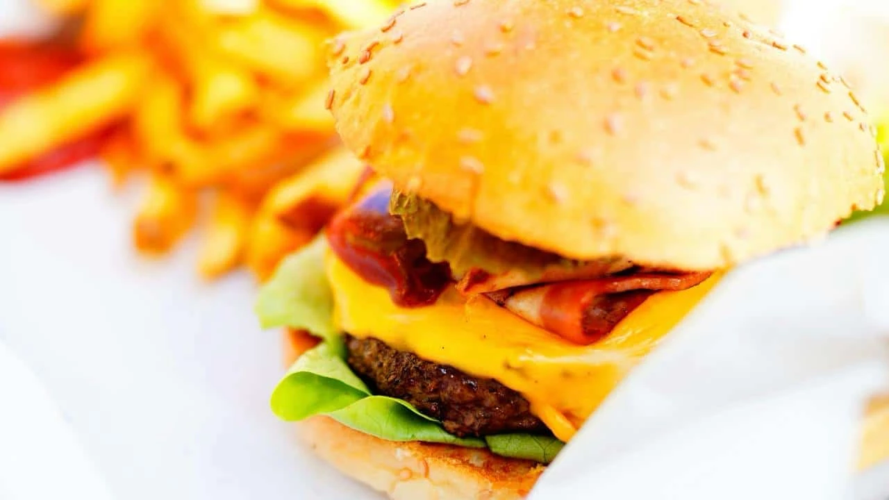 Потребители сократили расходы на фастфуд, поскольку больше не видят в нем хорошего соотношения цены и качества / фото: Unsplash/Yusuf Evli