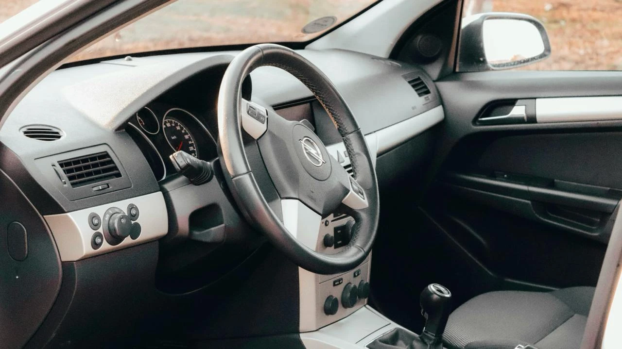 Автопроизводитель Stellantis раньше опережал конкурентов по рентабельности, теперь в этом есть сомнения, считает Deutsche Bank / Фото: Unsplash/Liubomyr Vovchak