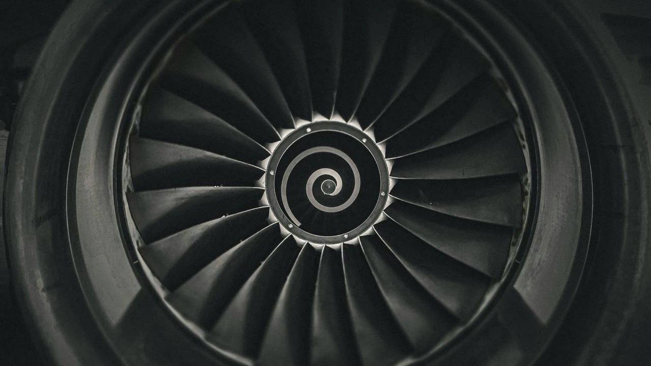 Rolls-Royce обеспечивает авиадвигателями Boeing и Airbus / Фото: Unsplash/Joao