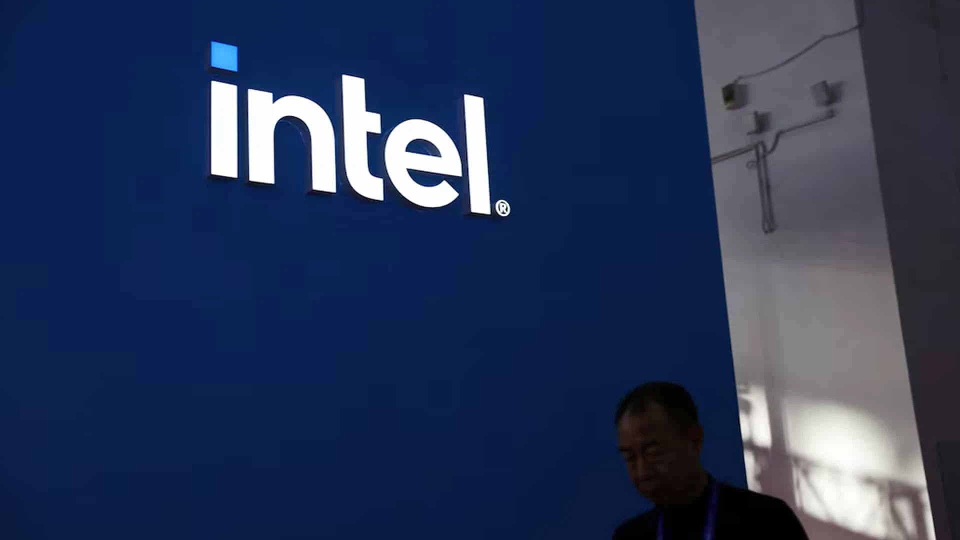 Логотип Intel на выставке поставщиков в Пекине / Фото: Reuters/Florence Lo