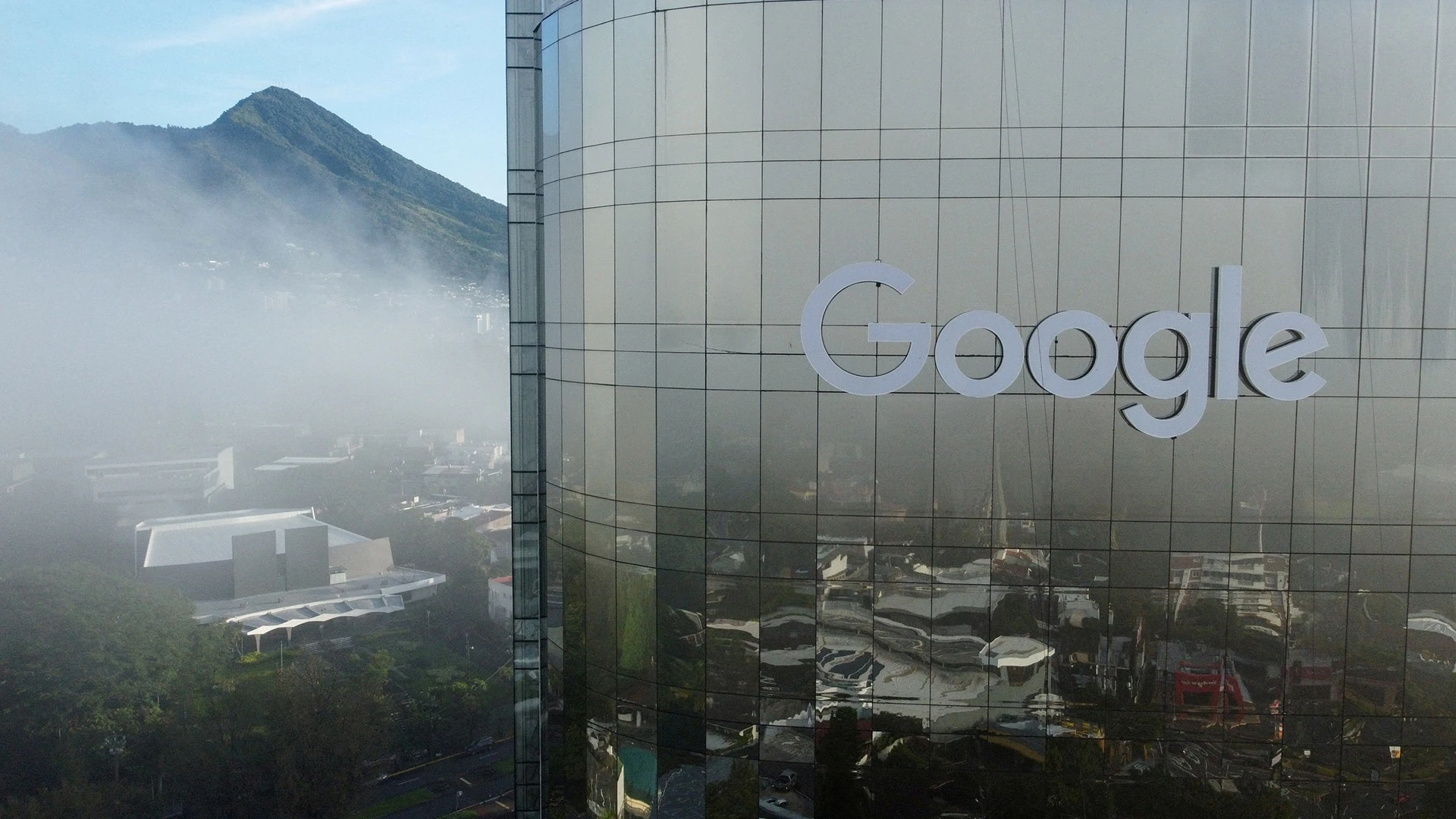 Когда компания Google добавила инструмент ИИ в поисковую систему, пользователи обнаружили, что она «галлюцинирует». Фото: REUTERS/Jose Cabezas