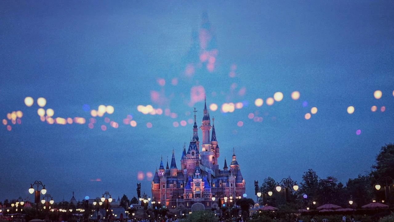 Прибыль Disney от тематических парков снизилась на 3% / Фото: Unsplash/PAN XIAOZHEN