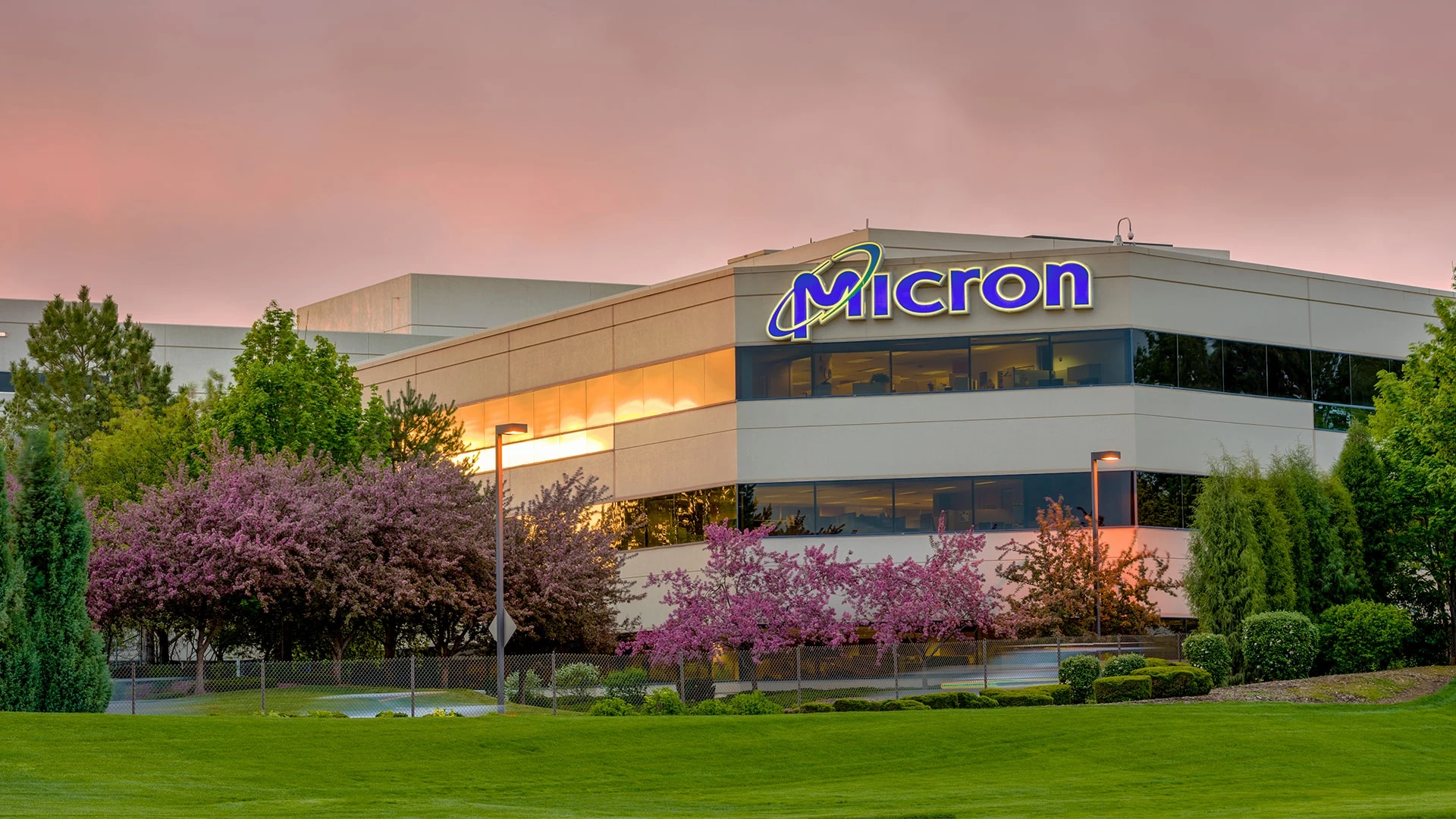 Рухнувшие в последние недели акции Micron могут резко подорожать благодаря спросу на чипы памяти / Фото: Shutterstock