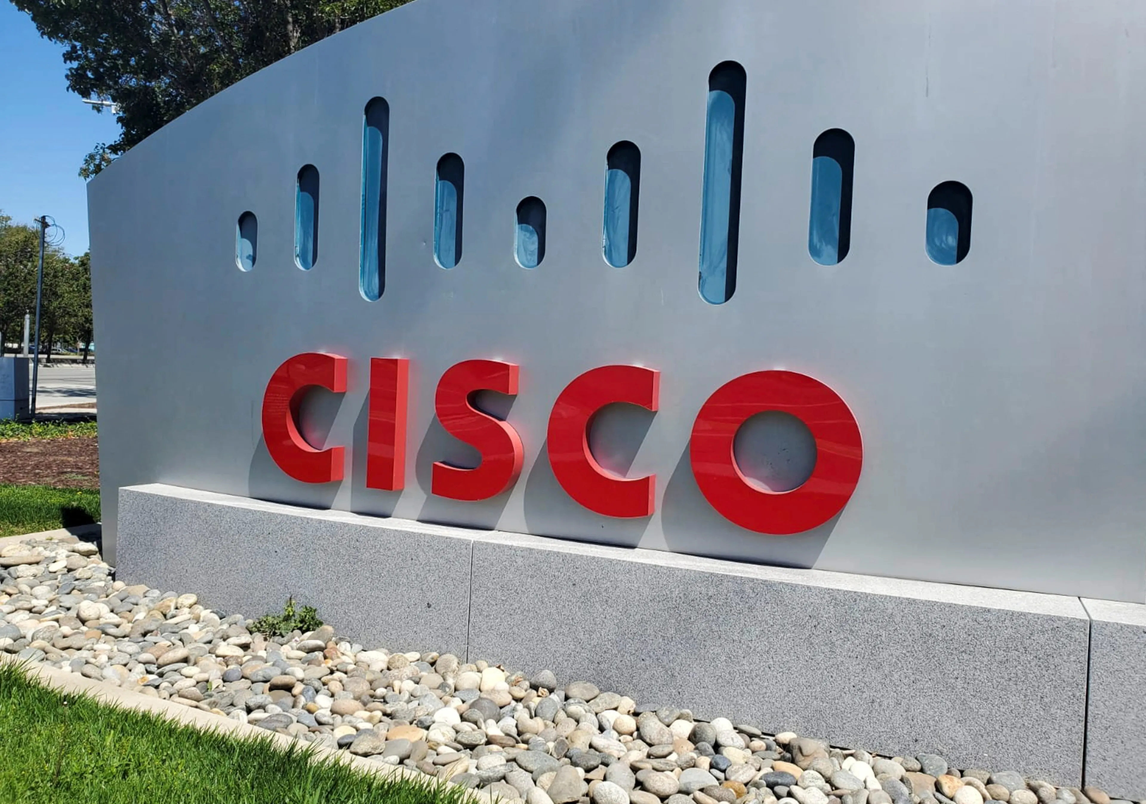 Cisco Systems планирует получить в 2025 финансовом году выручку до $56,2 млрд Фото: Reuters /Paresh Dave