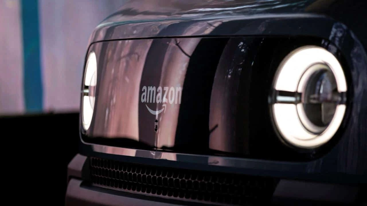 Amazon ожидает от Rivian 100 тыс. электрических фургонов для доставки к 2030 году / Фото Reuters/Jim Vondruska