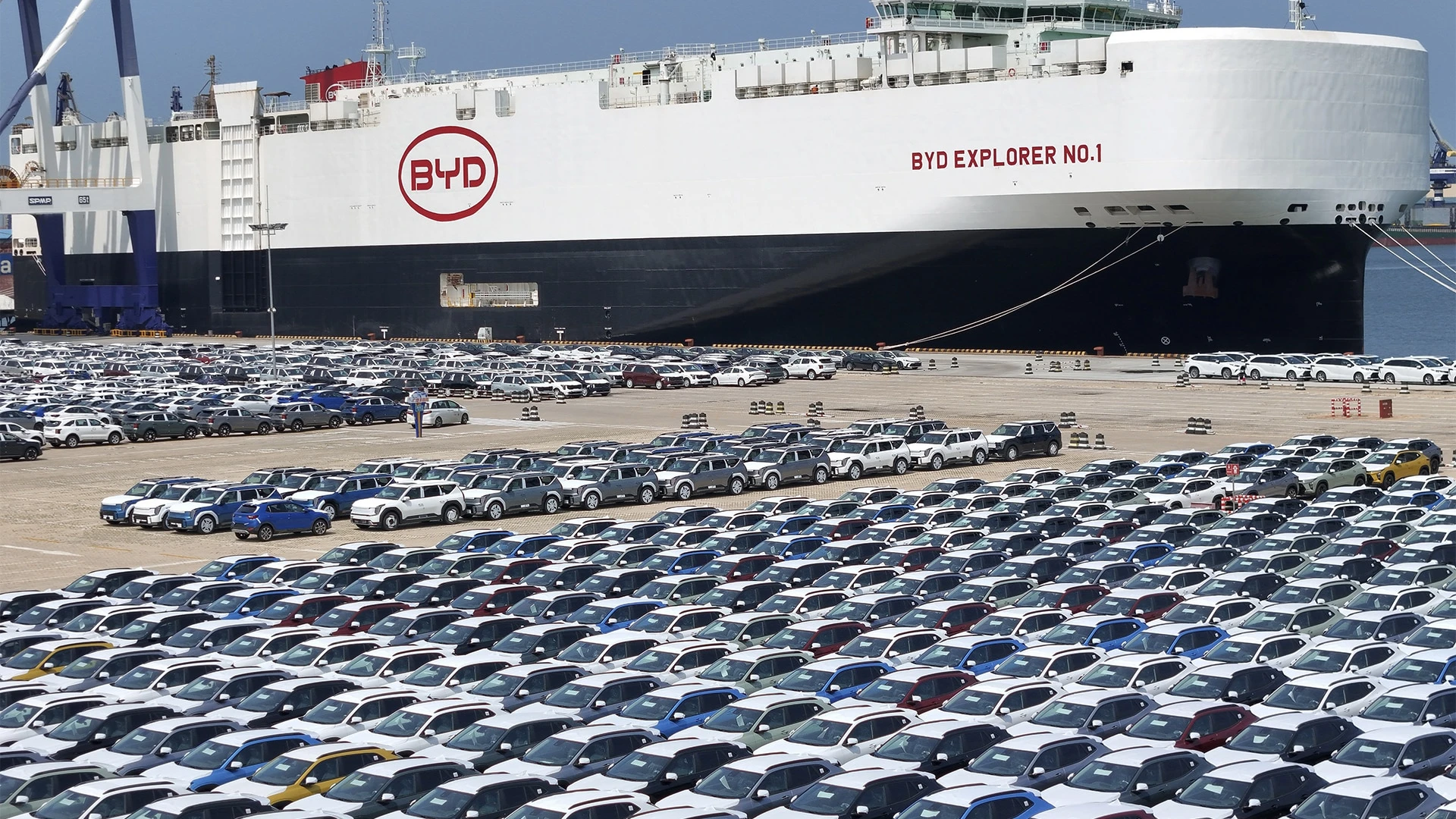 Автомобили BYD на погрузке на экспорт в китайском порту Яньтай / Фото: CFoto via Reuters Connect