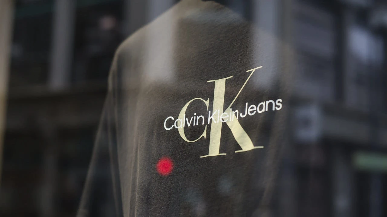 Выручка международных подразделений владельца Calvin Klein упала на 4% из-за сложной потребительской среды в Азиатско-Тихоокеанском регионе / Фото: Shutterstock