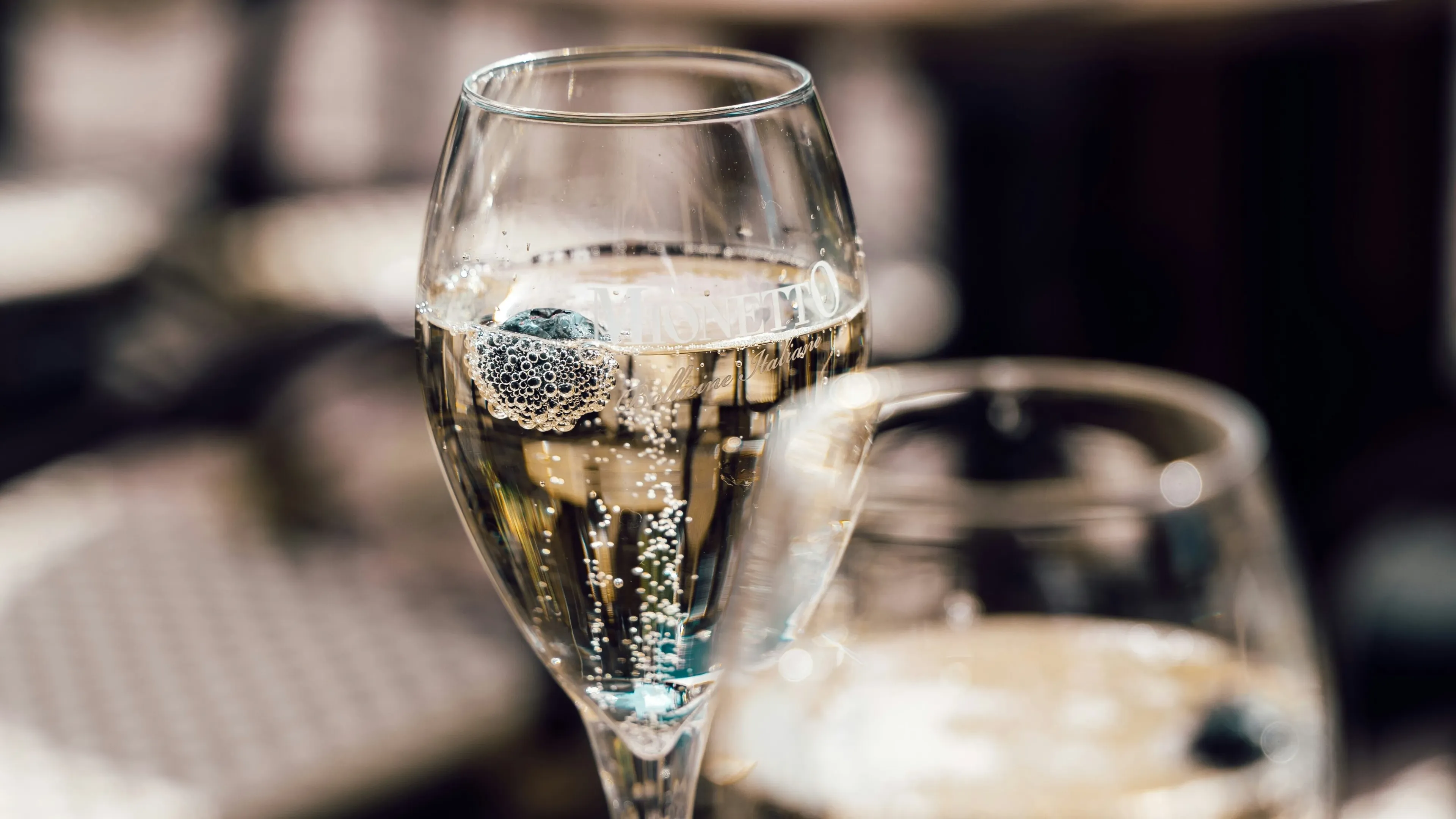 Первое игристое вино, получившее название Franciacorta, создали в начале 60х годов прошлого века. Фото: Karol Chomka/Unsplash.com