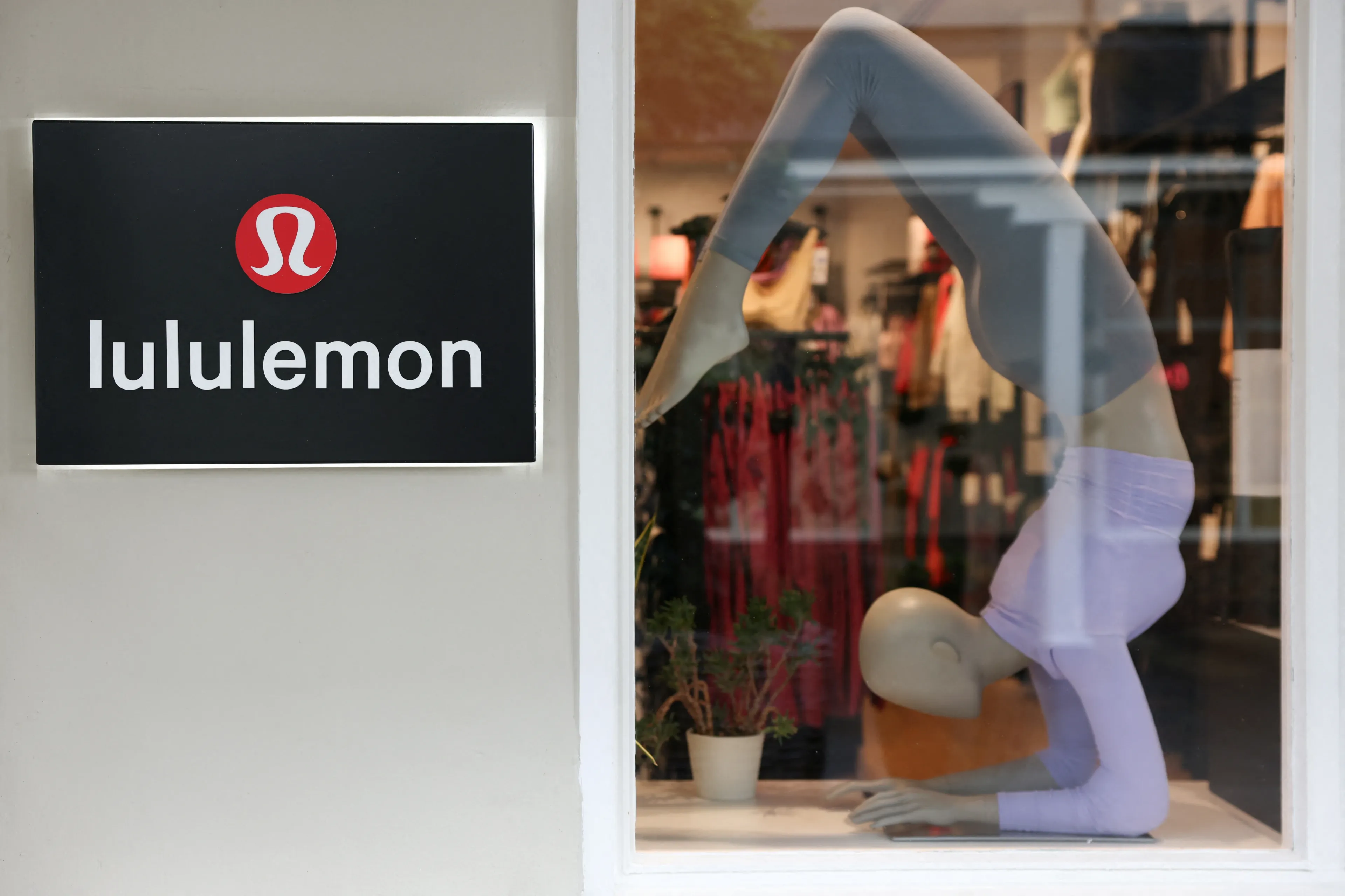 Одна из причин неудачи Lululemonстал во втором квартале — выпуск леггинсов Breezethrough, на которые стали жаловаться покупатели / Фото: Reuters/Hollie Adams