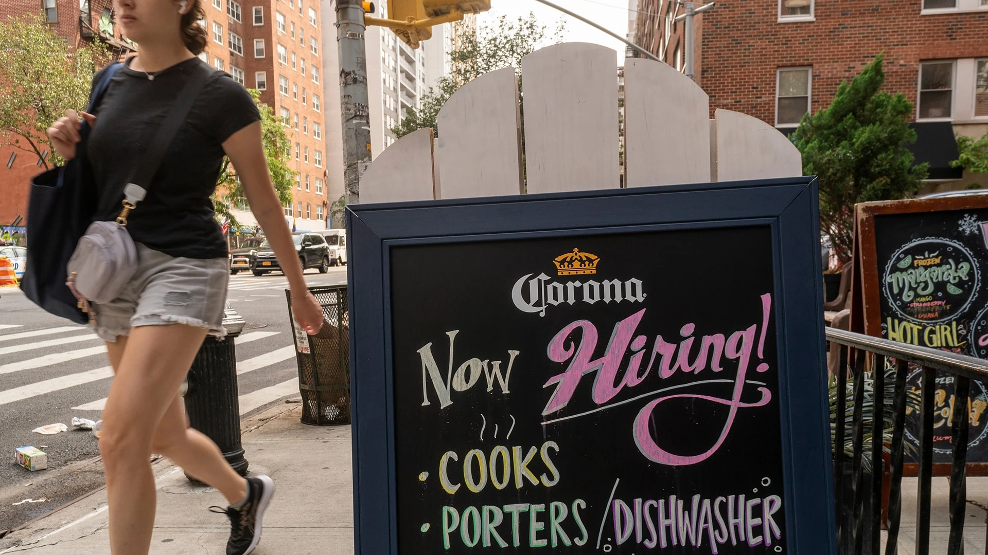Объявление о наборе персонала рядом с рестораном в Нью-Йорке / Фото: Shutterstock