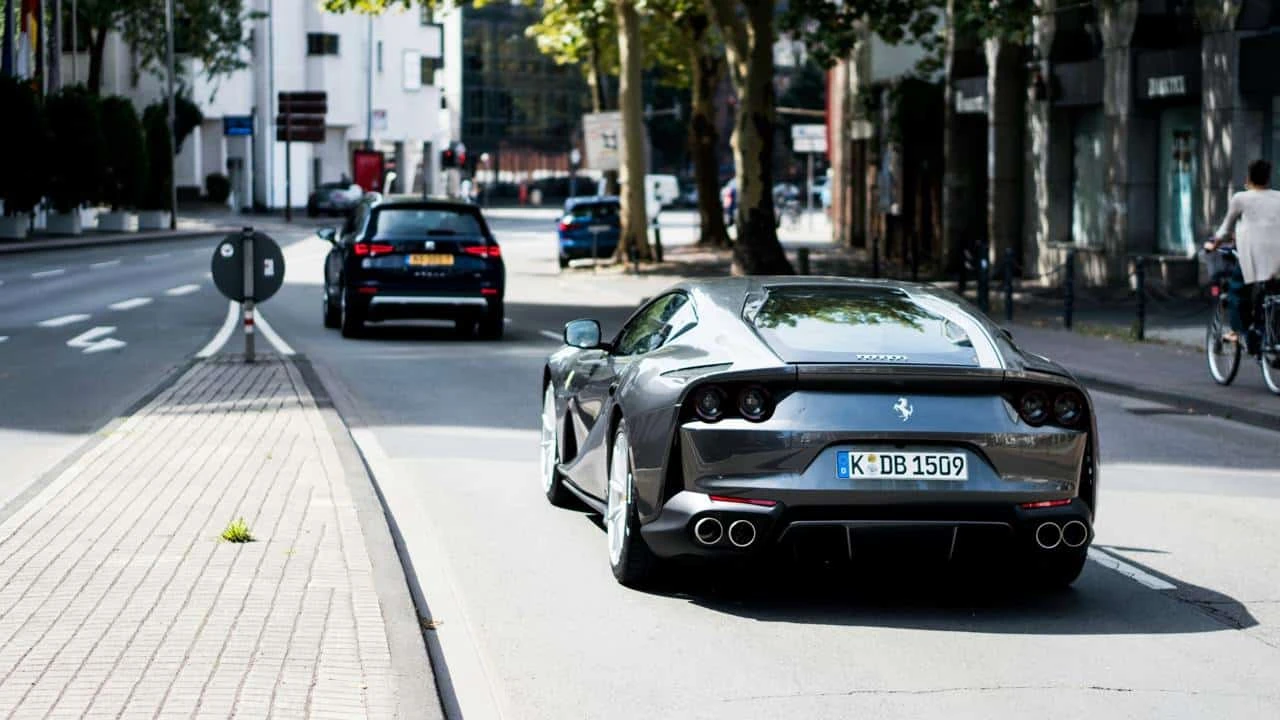 Bernstein повысил целевую цену акций Ferrari более чем на $100 / Фото: Unsplash/Conor Samuel