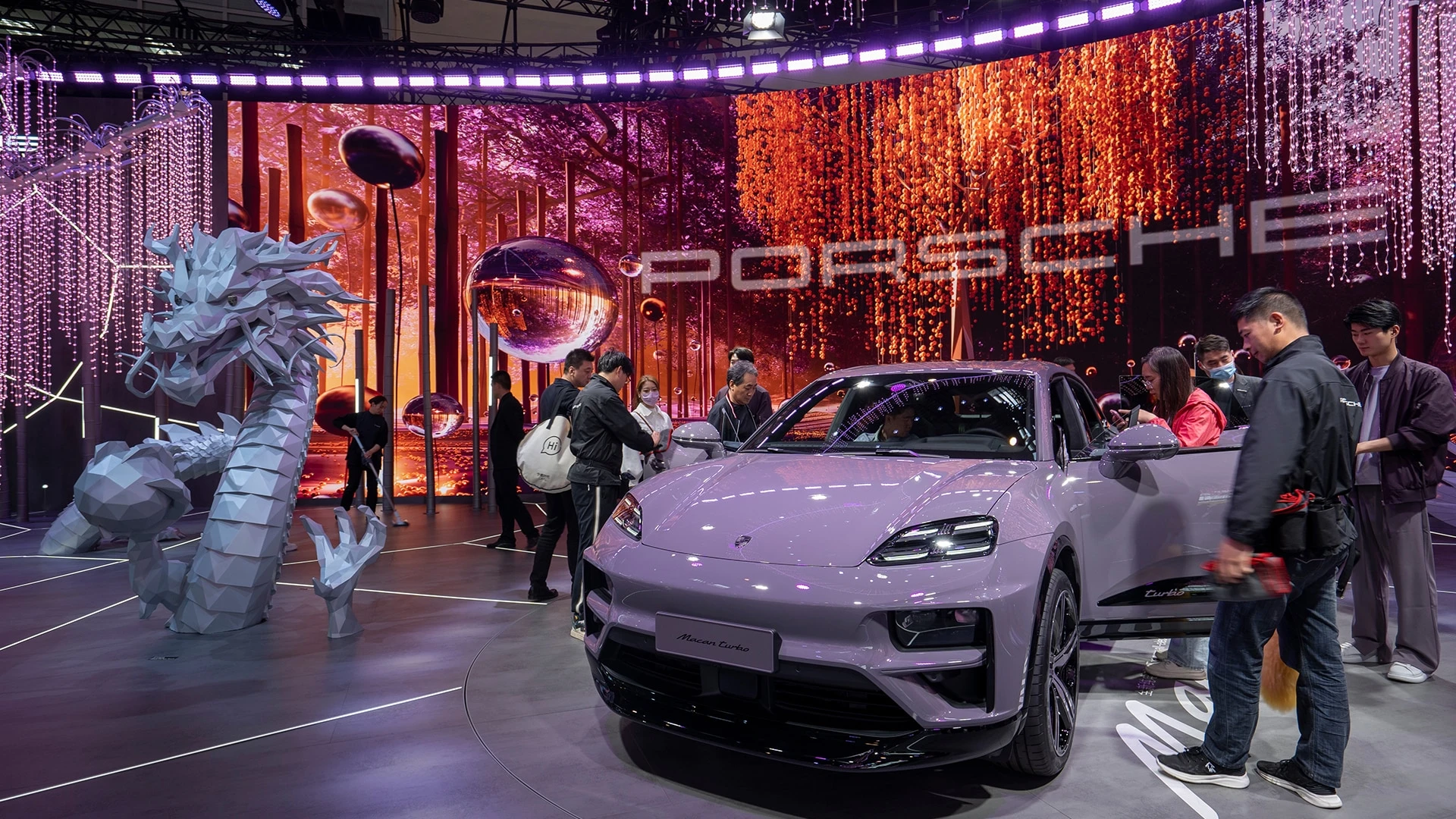 Полностью электрический спорткар Porsche Macan Turbo на 17-й Пекинской автомобильной выставке / Фото: Shutterstock