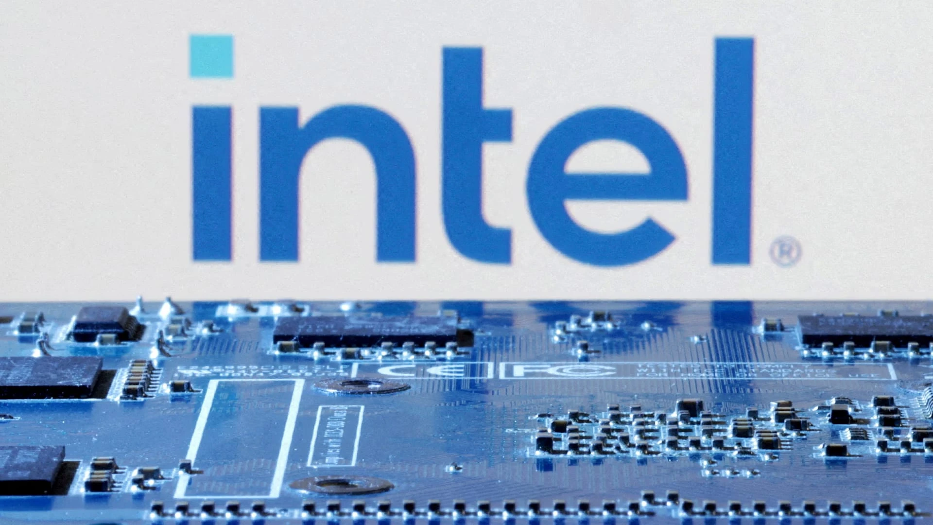 Qualcomm готовит планы по покупке у Intel подразделений по проектированию процессоров для ПК /  Фото: Reuters/Dado Ruvic