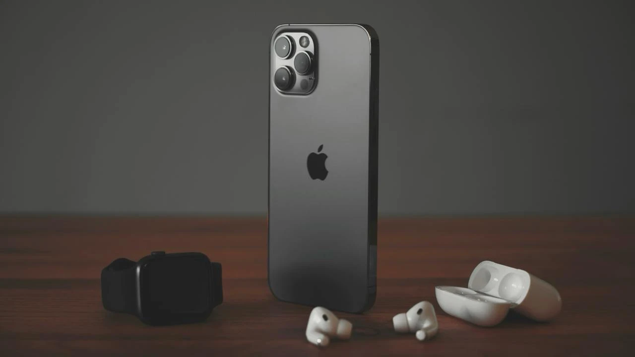 Поводом для роста акций Arm стало сообщение FT, что ее продукция будет  использоваться в чипах новых iPhone / Фото: Unsplash/Dennis Brendel