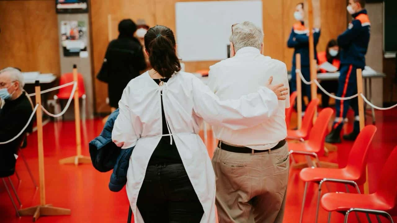 Препарат AstraZeneca помог прожить дольше некоторым пациентам с раком легких / Фото: Unsplash/Mathurin NAPOLY / matnapo