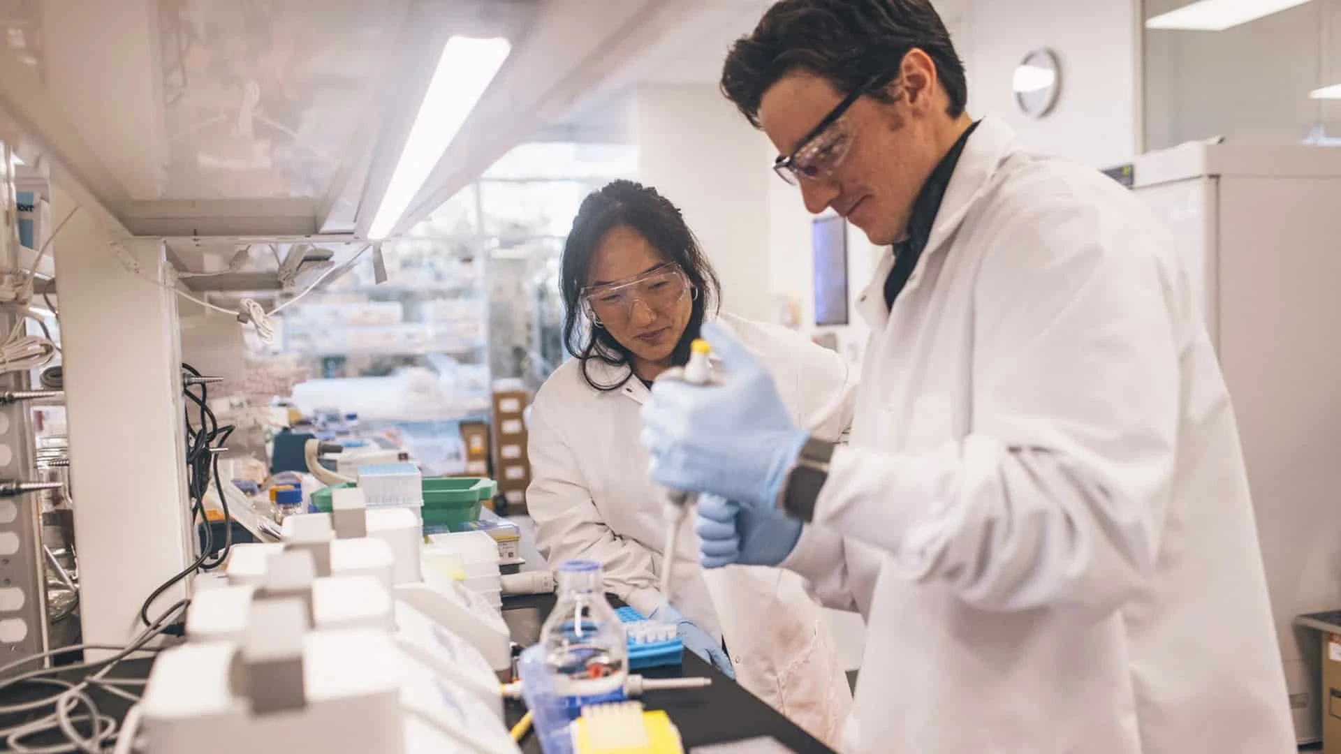 Инвесторы поддерживают проекты, которые ищут способы замедлить старение. Один из них - компания Altos Labs - занимается исследованиями в области клеточного омоложения. Фото: Altos Labs