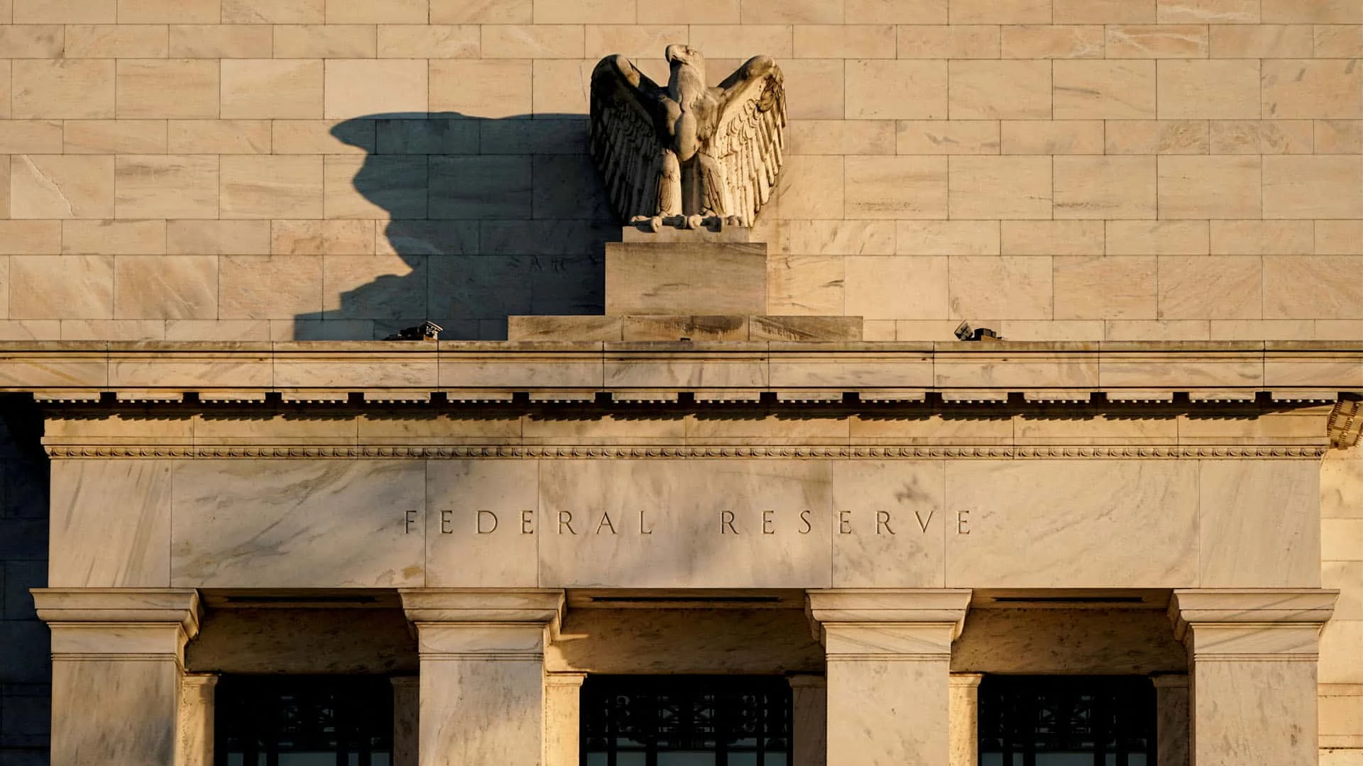 Фьючерсный рынок оценивает как равные шансы того, что ФРС снизит ставку на 0,25 либо на 0,5 процентных пункта / Фото: REUTERS /Joshua Roberts