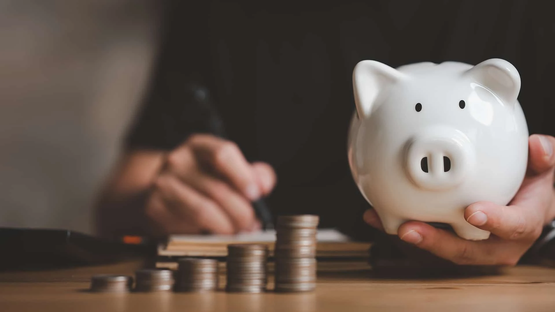 Часто простые способы накопления средств, к примеру, покупка валюты или сдача жилья в аренду, оказываются ловушкой для финансов / Фото: shutterstock.