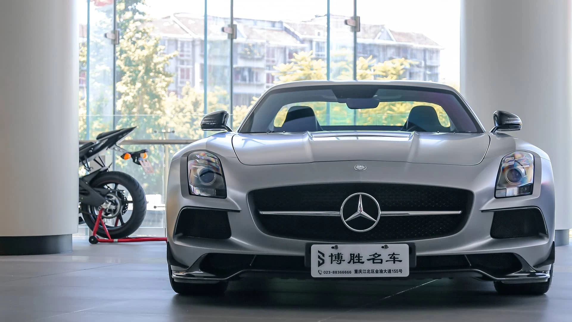 Спорткар Mercedes-Benz AMG SLS Black Series в автосалоне китайского мегаполиса Цюаньчжоу / Фото: Shutterstock