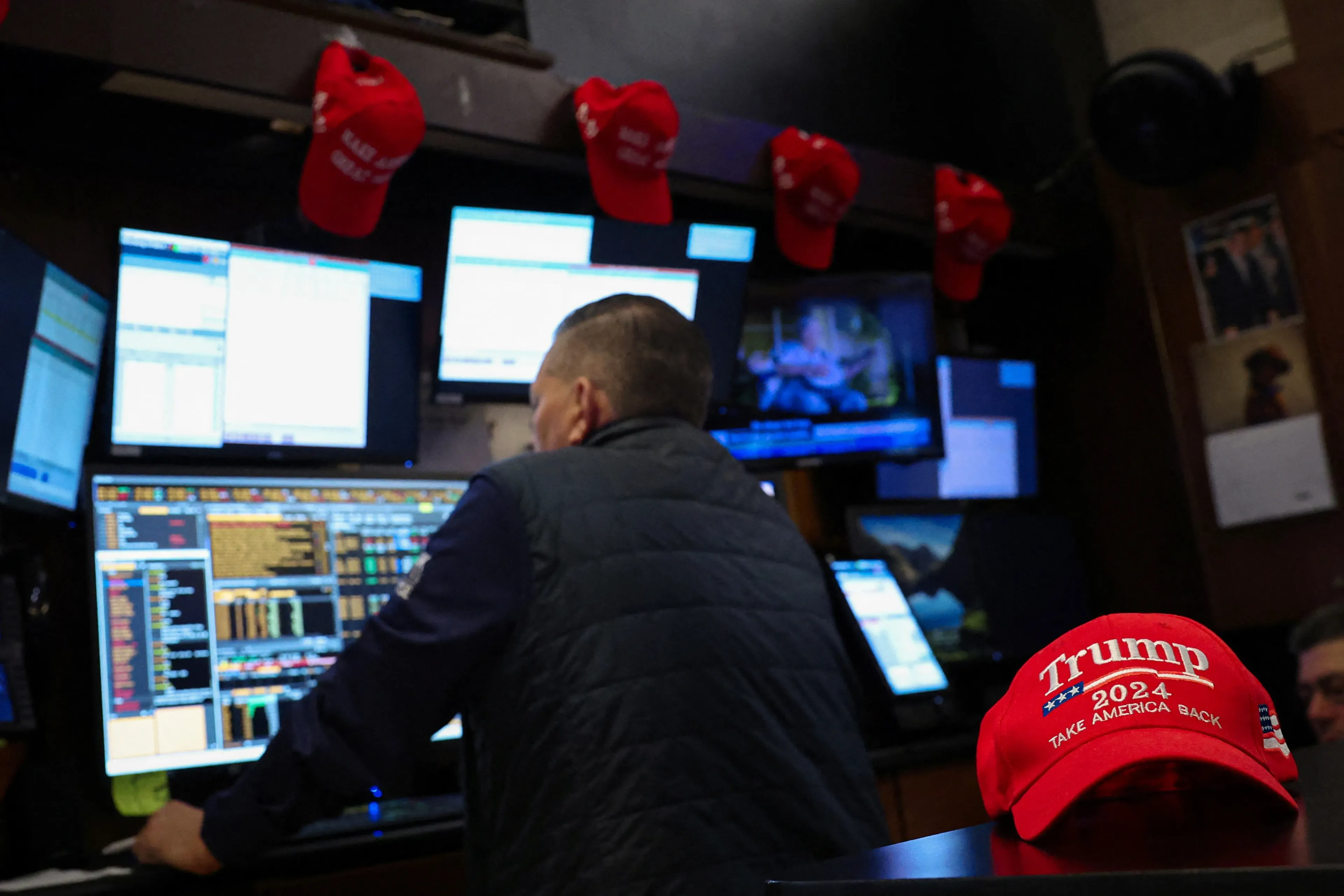 Акции соцсети Трампа упали из-за опроса финансовых аналитиков, большинство из которых ставит на победу Харрис на выборах / Фото: Reuters/Brendan McDermid