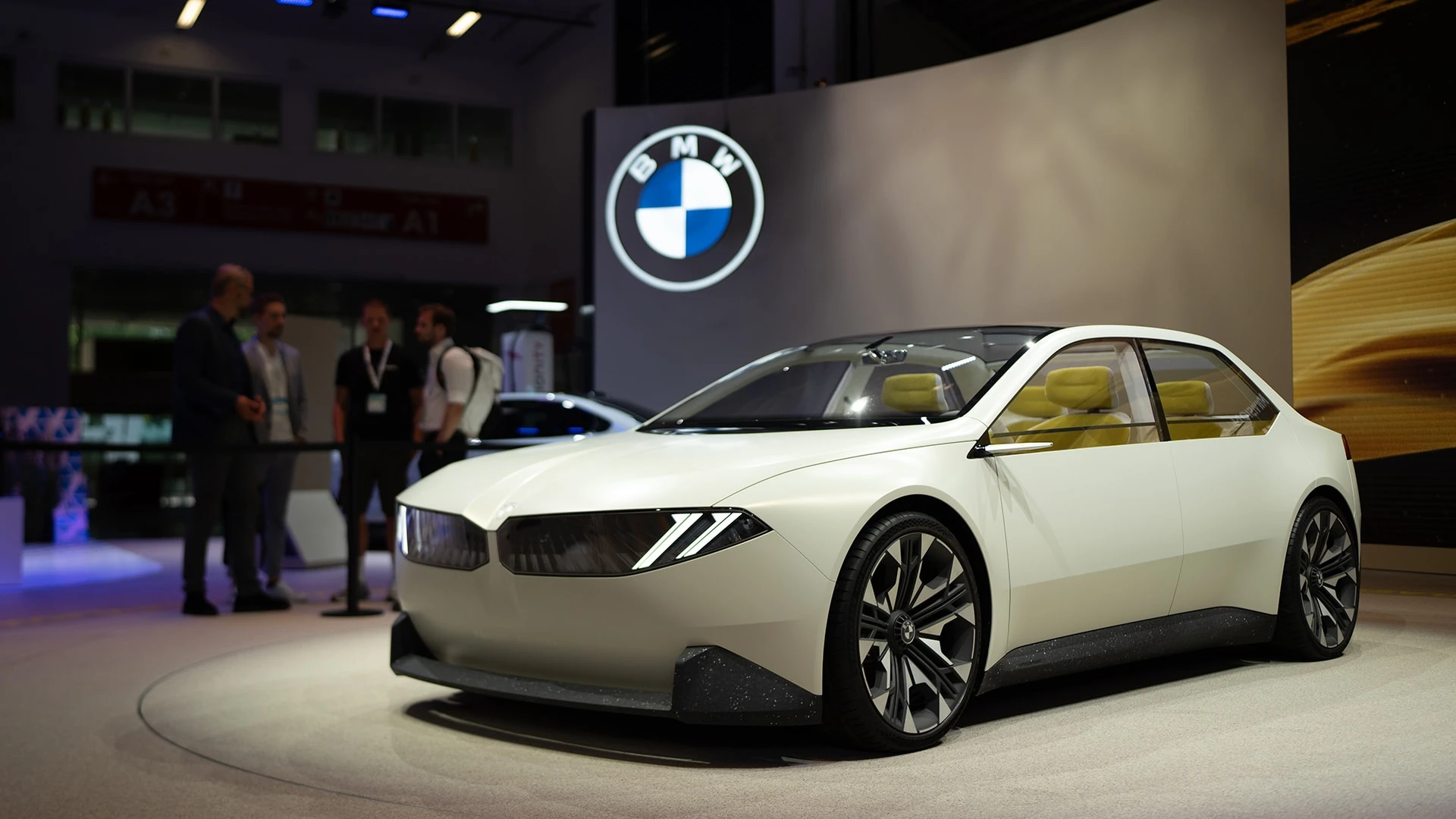 BMW планирует в 2025 году начать серийный выпуск семейства электромобилей Neue Klasse / Фото: Shutterstock