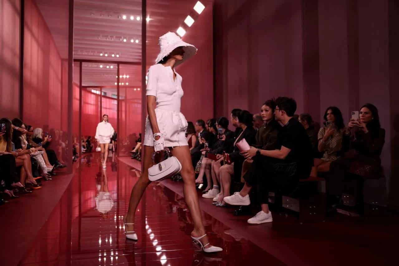 С начала года акции владельца Gucci подешевели более чем на 40% / Фото: Reuters/Claudia Greco