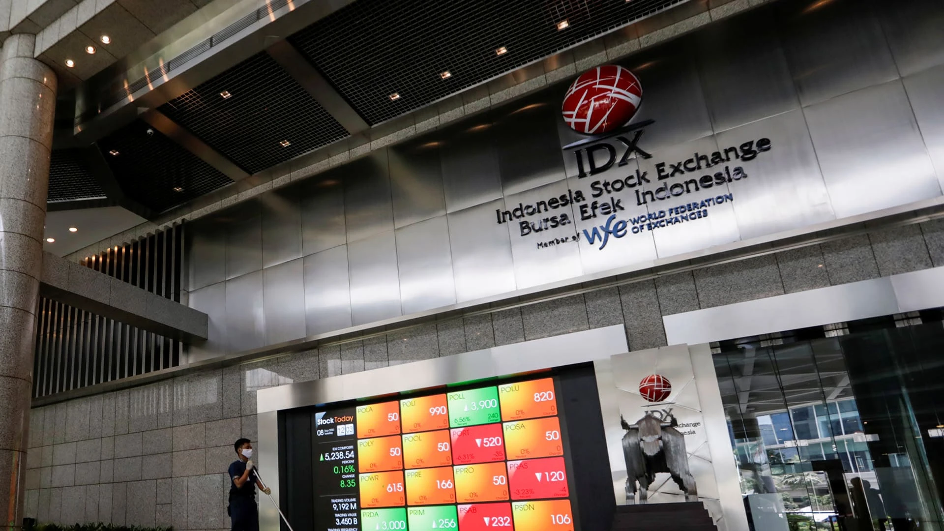 Обвал котировок индонезийской энергокомпании Barito Renewables привел к снижению базового индекса Индонезийской фондовой биржи / Фото: REUTERS/Willy Kurniawan