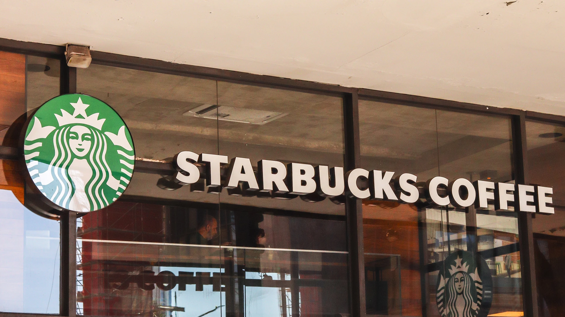 Jefferies впервые с 2011 года назвал акции Starbucks переоцененными / Фото: Shutterstock