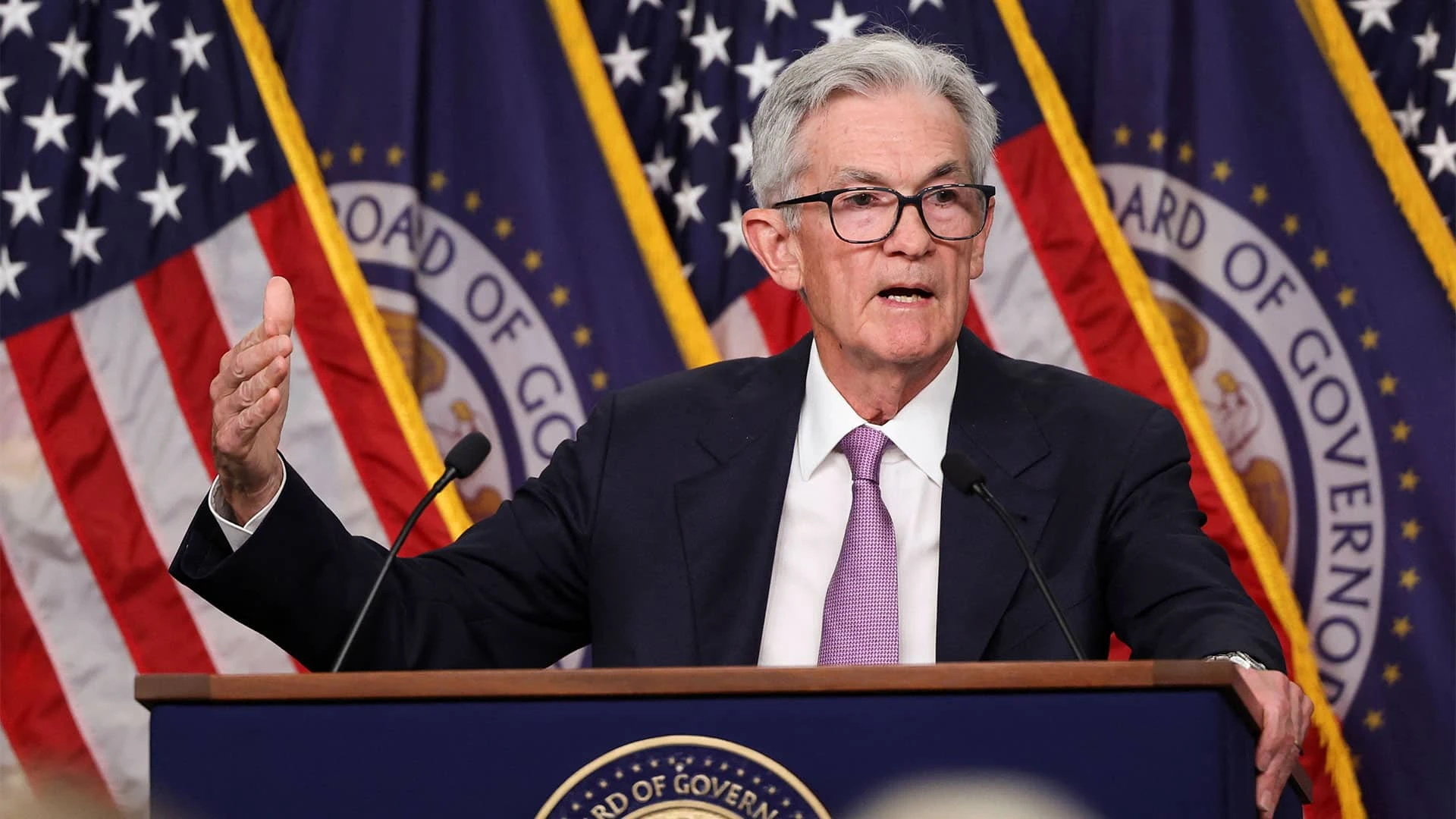 18 сентября ФРС США (на фото ее председатель Джером Пауэлл) снизила ставку сразу на 0,5 процентных пункта — впервые с начала пандемии. Фото: Reuters/Tom Brenner