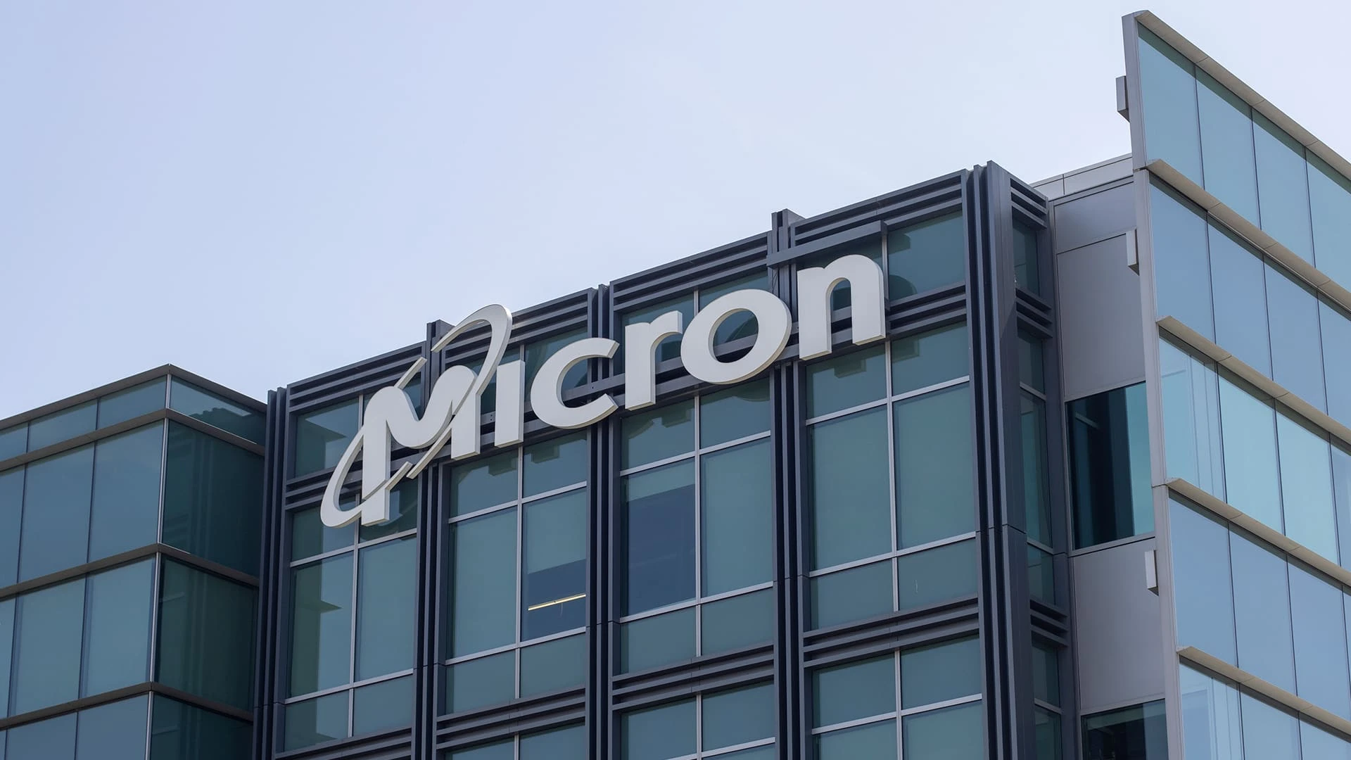 Оптимистичные комментарии Micron относительно спроса в сегменте дата-центров поддержали покупки бумаг NVIDIA и других чипмейкеров / Фото: Shutterstock