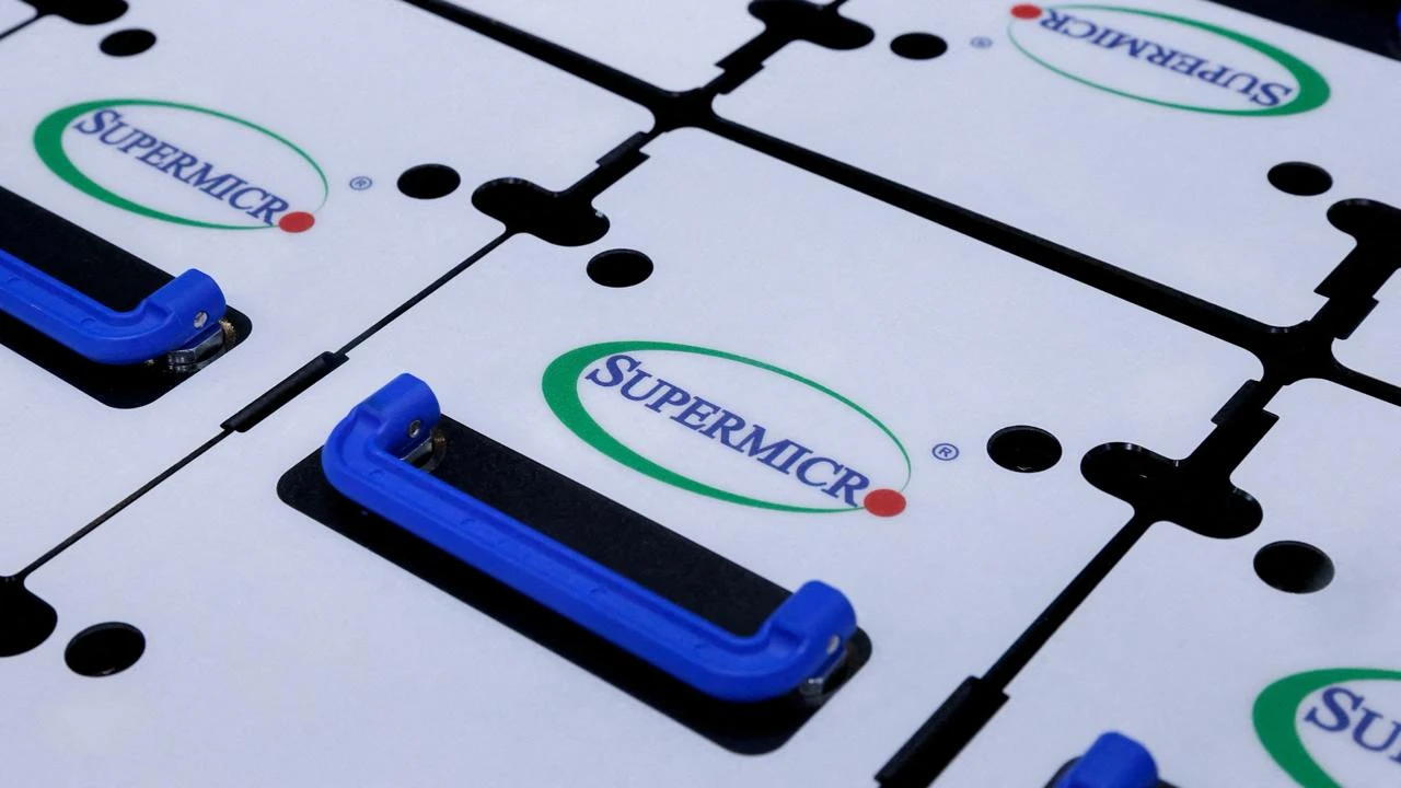Акции Supermicro упали до минимума за восемь месяцев
