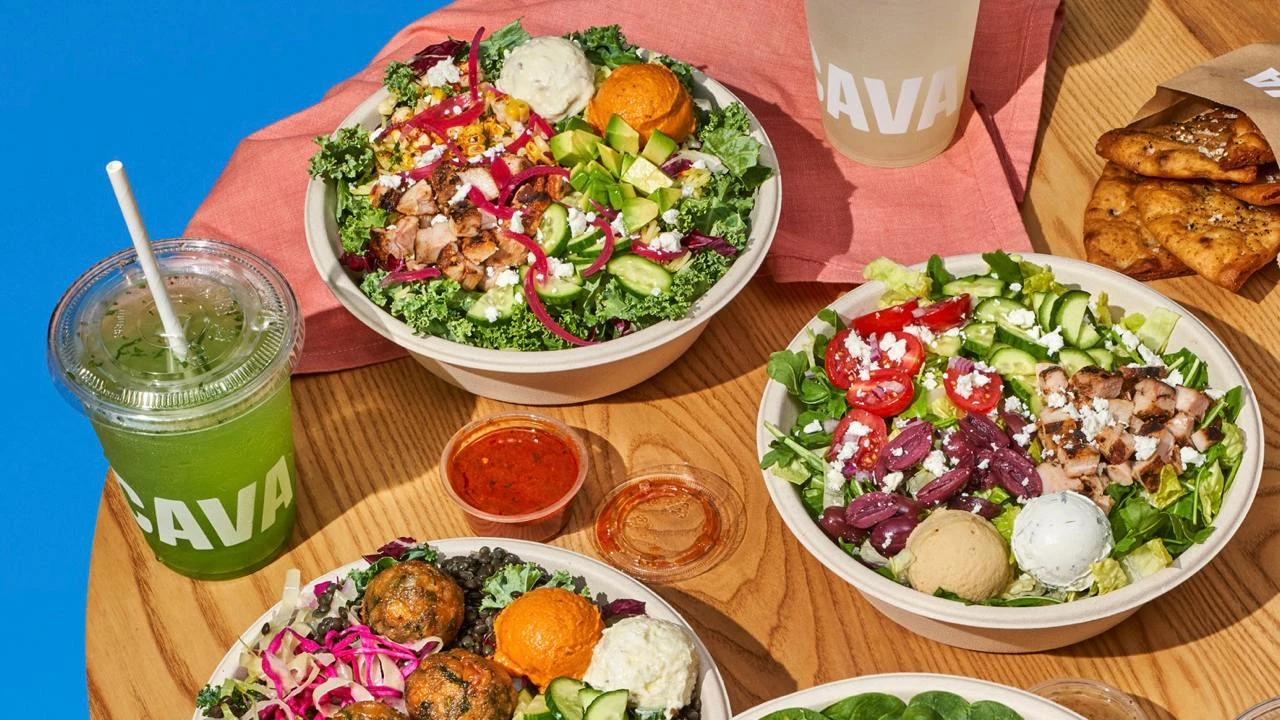 Cava продает быстро готовящиеся блюда средиземноморской кухни / Фото: X/Cava