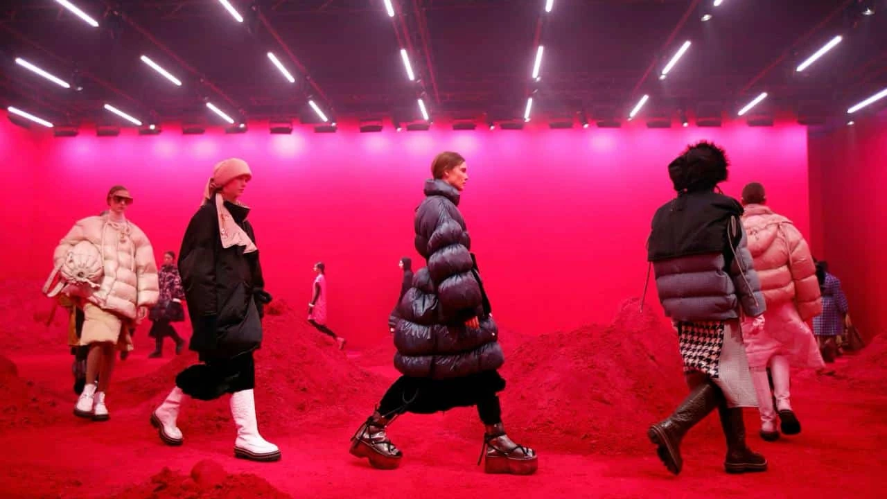 Акции модного бренда Moncler выросли почти на 11% благодаря инвестициям LVMH / Фото: Reuters/Alessandro Garofalo