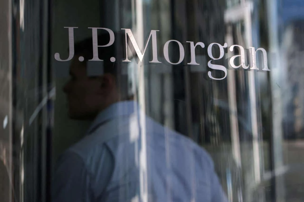 По сравнению с началом года акции JPMorgan стоят дороже на 23%, за последние 12 месяцев они подорожали на 45% / Фото: Reuters /Andrew Kelly