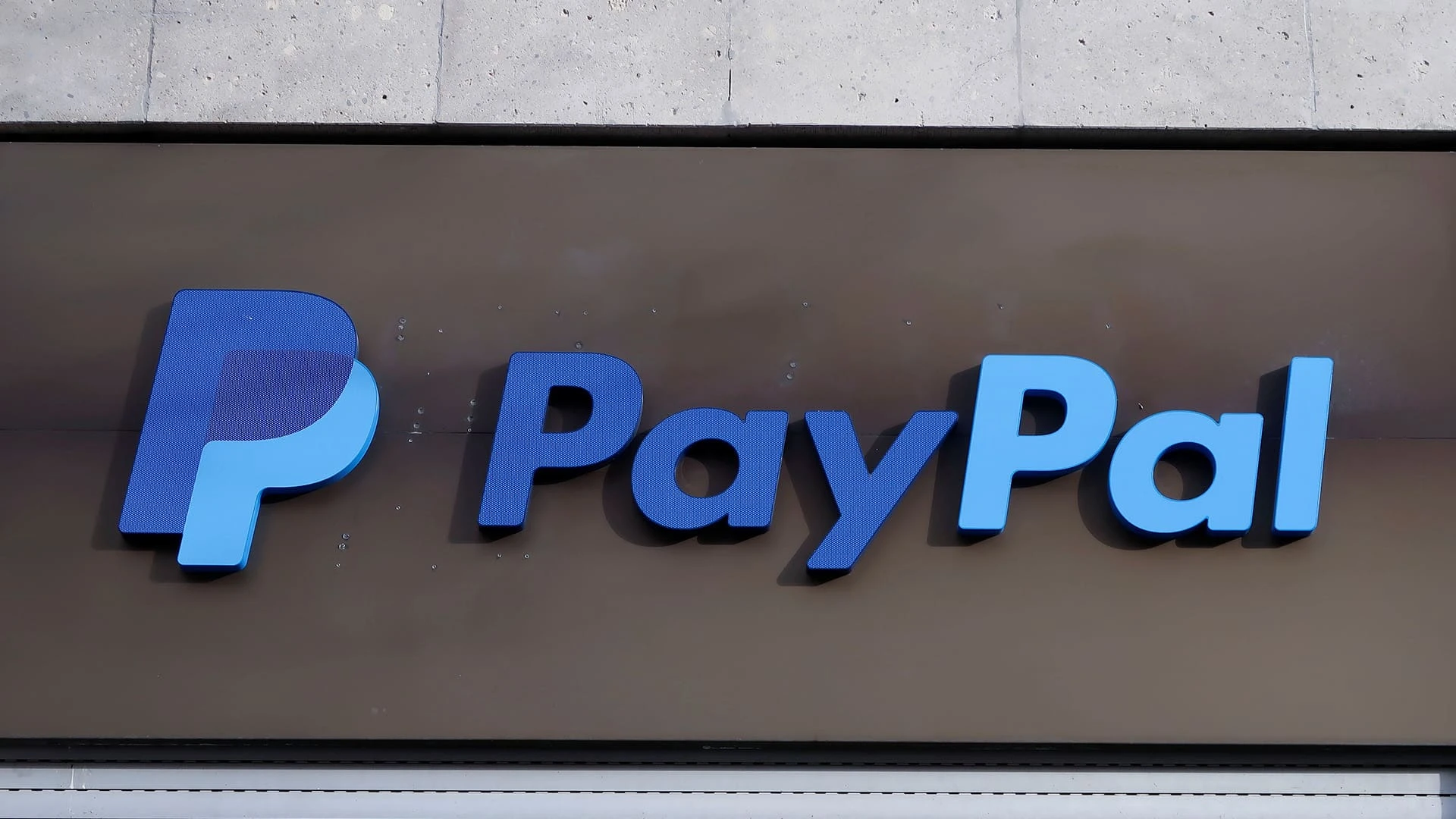 Акции PayPal способны вырасти благодаря решению Пекина поддержать экономику, считает Evercore / Фото: Reuters/Fabrizio Bensch