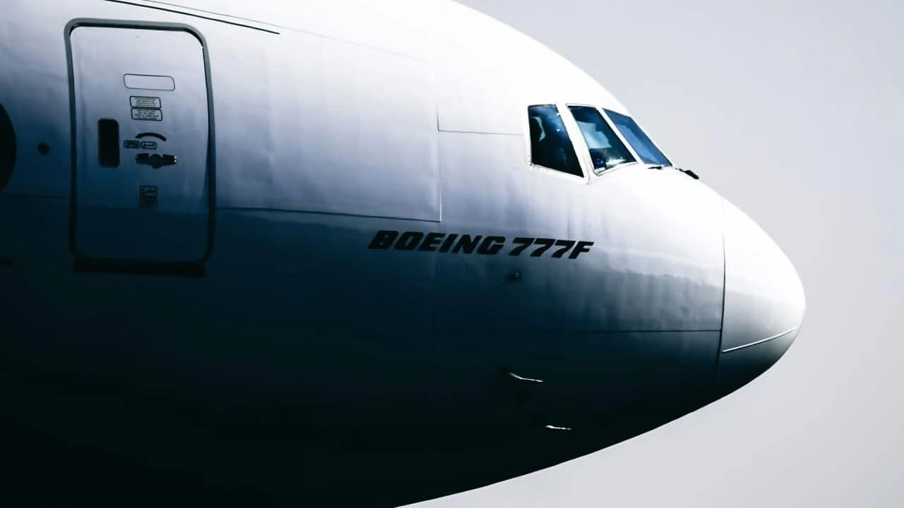 Сокращение производства Boeing и Airbus привело к обвалу акций поставщика для аэрокосмической техники Senior/ Фото: Unsplash/ Luca Cavallin