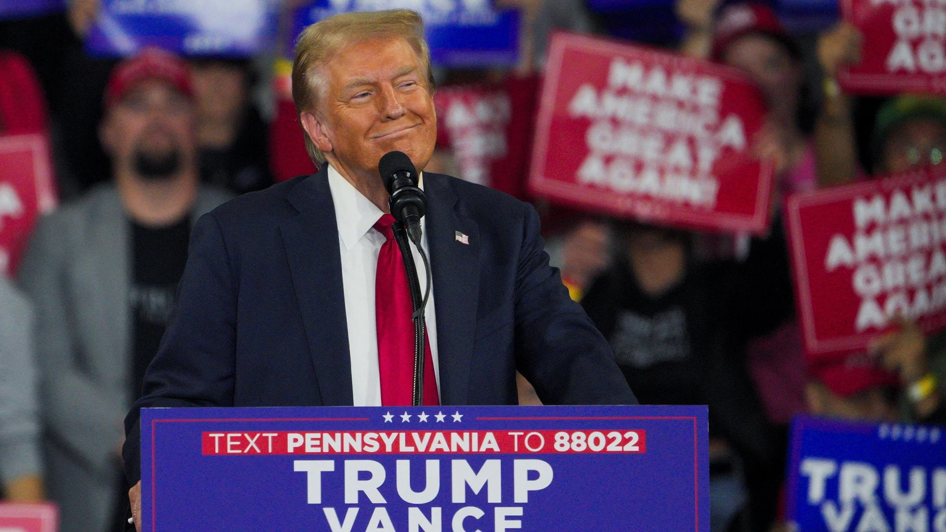 Кандидат в президенты США Дональд Трамп предлагает повысить тарифы на импорт, это приведет к росту нагрузки на работающих американцев c низким доходом. Фото: Reuters/Jeenah Moon