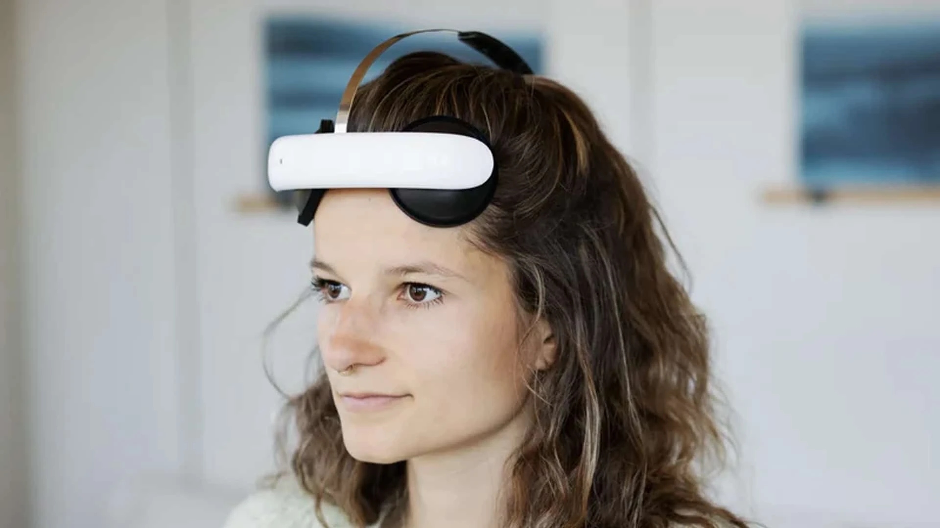 Устройство Flow воздействует малыми токами на область мозга, связанную с депрессией, и помогает облегчать ее симптомы / Фото: flowneuroscience.com