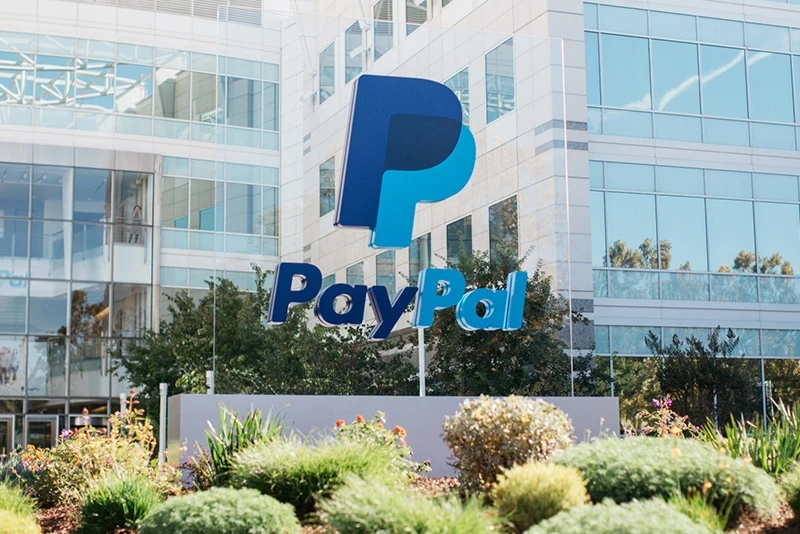 Bernstein считает, что у PayPal пока нет драйвера роста для цены акций выше $85 из-за высокой конкуренции на рынке платежей и снижения ставки ФРС / Фото: PayPal