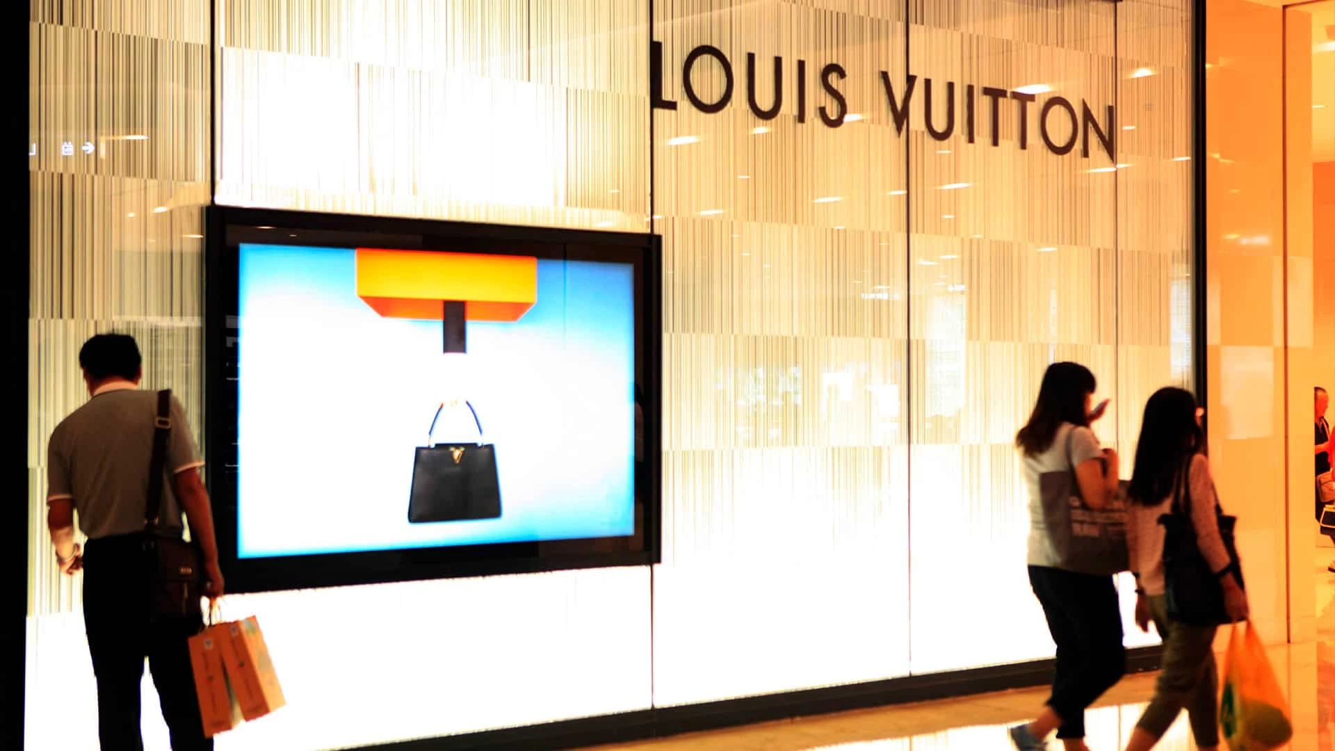 Лидер рынка предметов роскоши LVMH 15 октября отчитается о доходах за третий квартал / Фото: Oriental Image via Reuters Connect