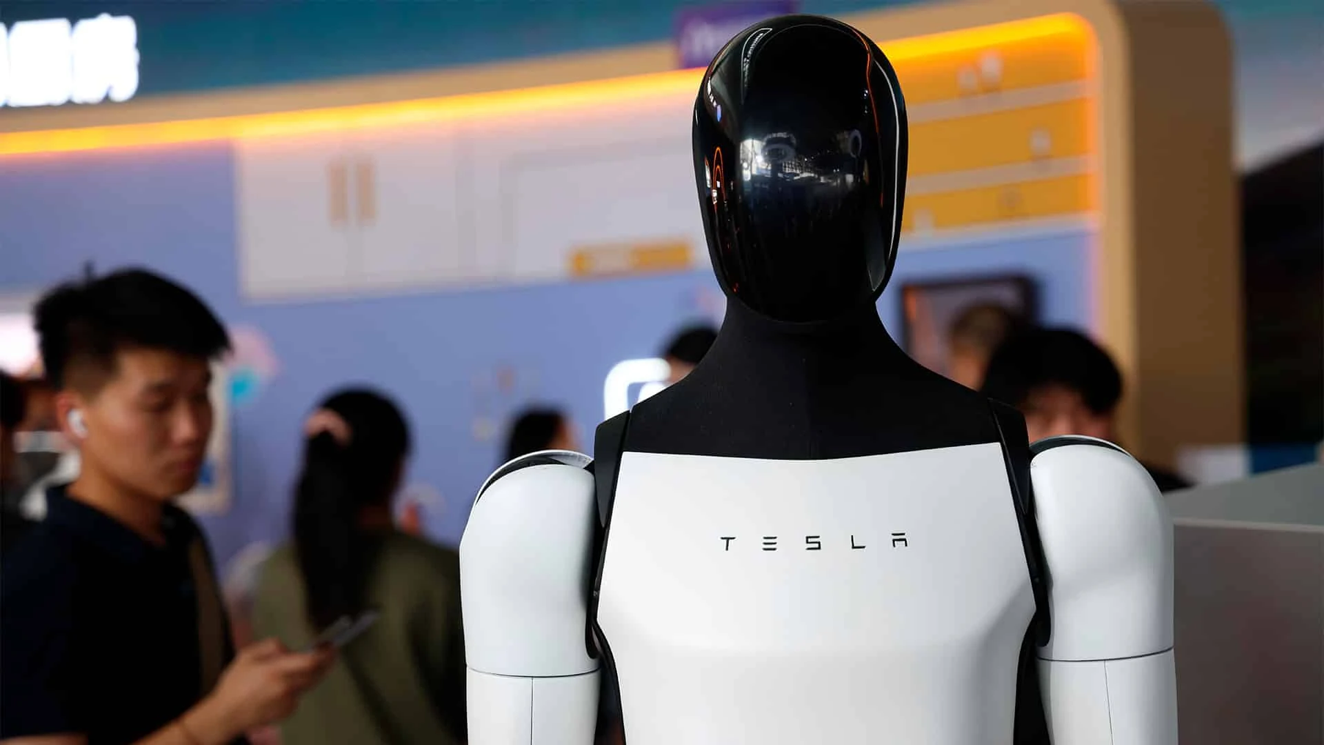 Tesla пока не удается сделать своего робота Optimus полностью автономным / Фото: Oriental Image via Reuters Connect