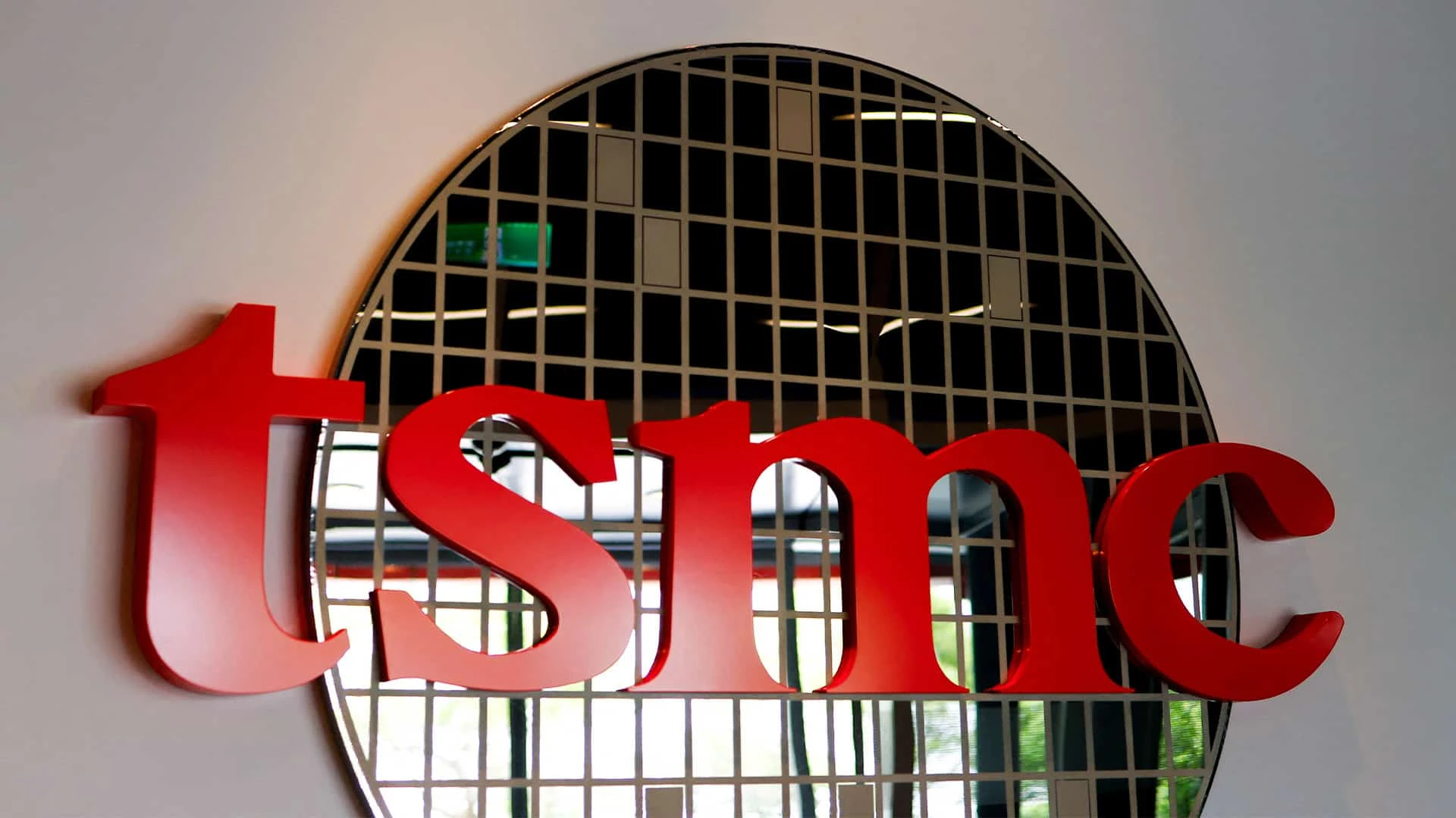 После неожиданно слабых результатов ASML инвесторы ждут квартальный отчет TSMC 17 октября / Фото: Reuters/Ann Wang