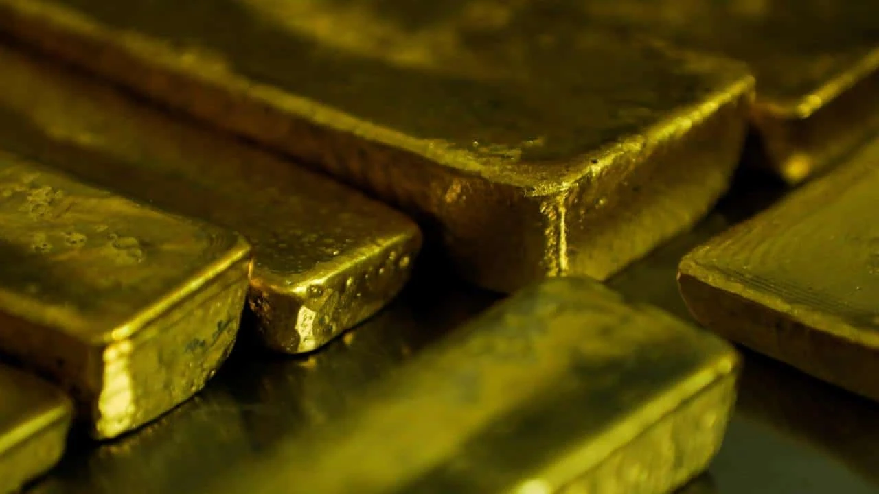 Золото достигло нового ценового рекорда, поскольку инвесторы не могут предсказать исход выборов в США и покупают безопасные активы / Фото: Reuters/Francis Kokoroko